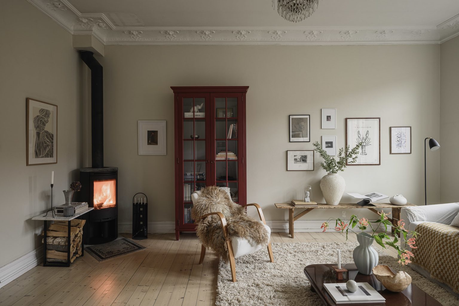 salon avec poêle et moulures appartement ancien décoration scandinave