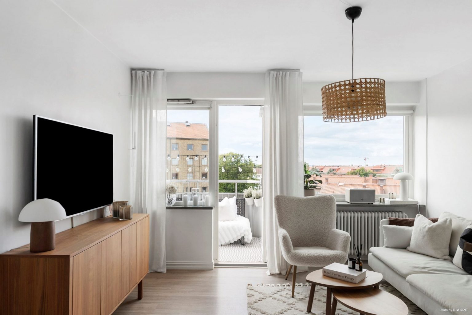 salon avec balcon studio 41m2 décoration blanche scandinave