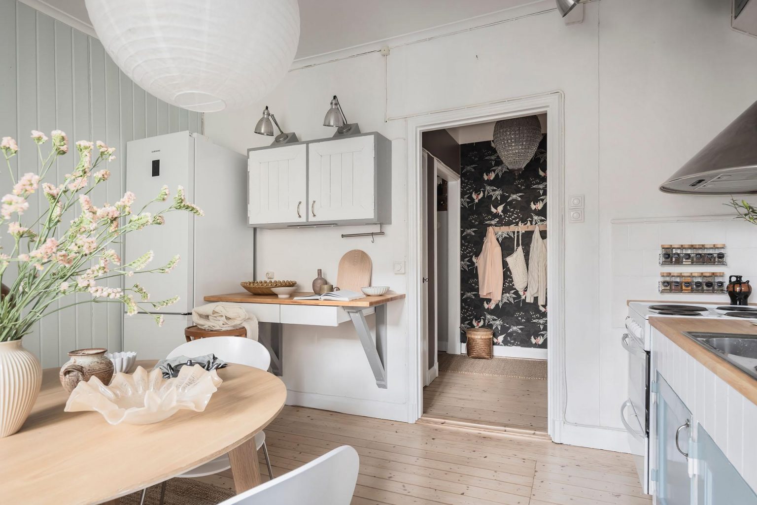 cuisine bleu doux avec espace salle à manger studio 42m2