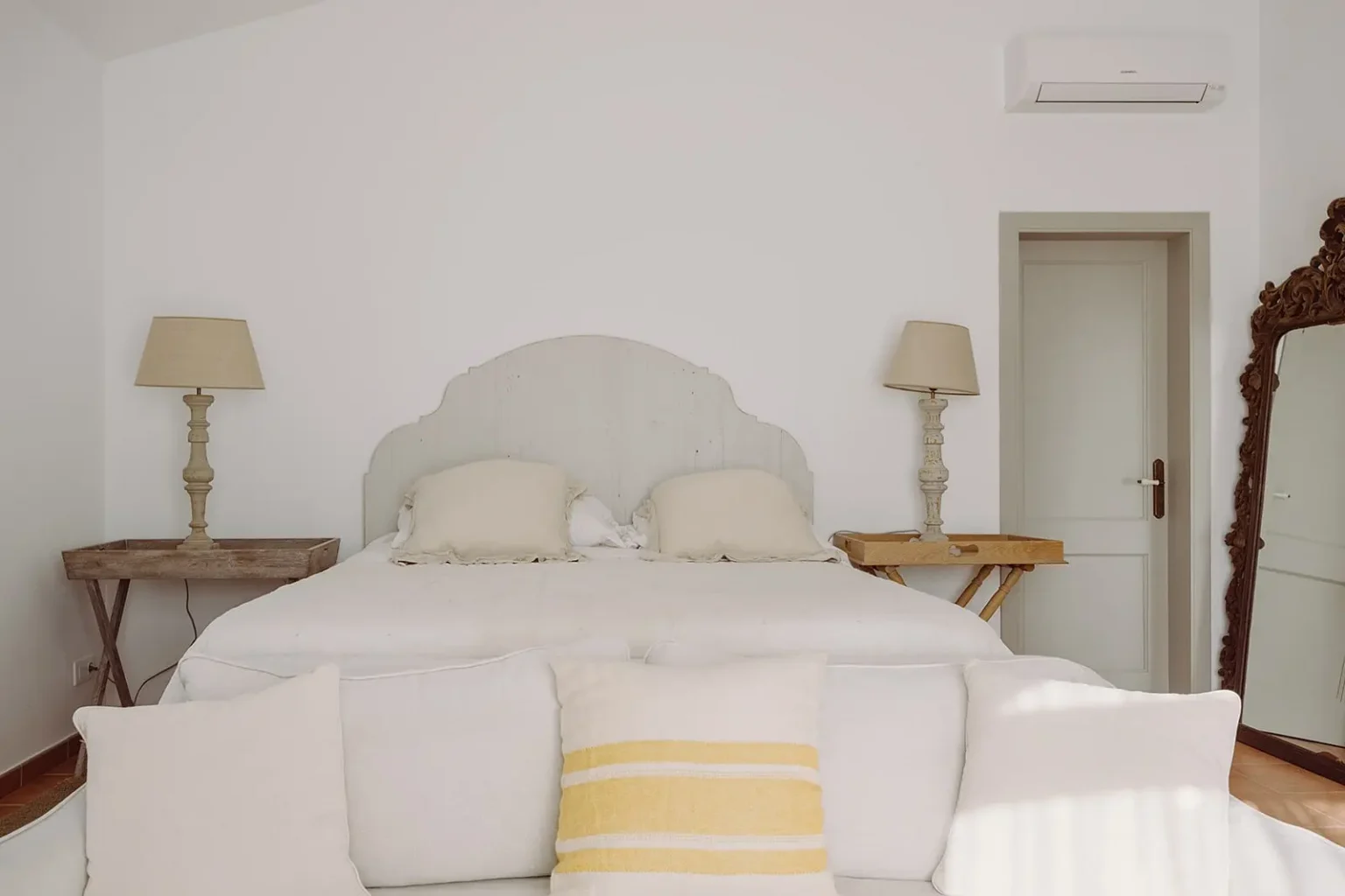 chambre décoration rustique chic beige maison Minorque avec piscine Can Bia