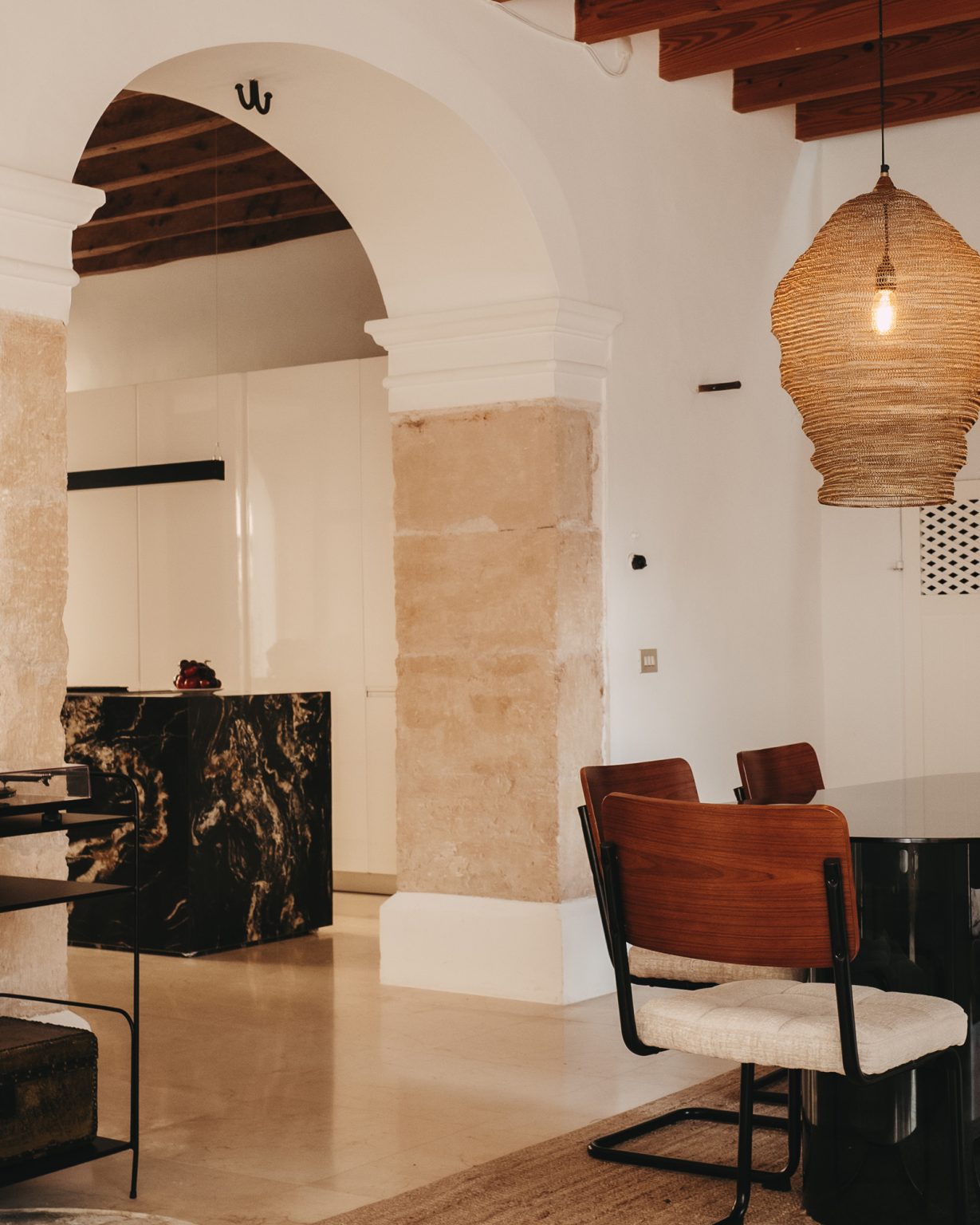 cuisine et salle à manger avec poutres décoration contemporaine maison ancienne Majorque