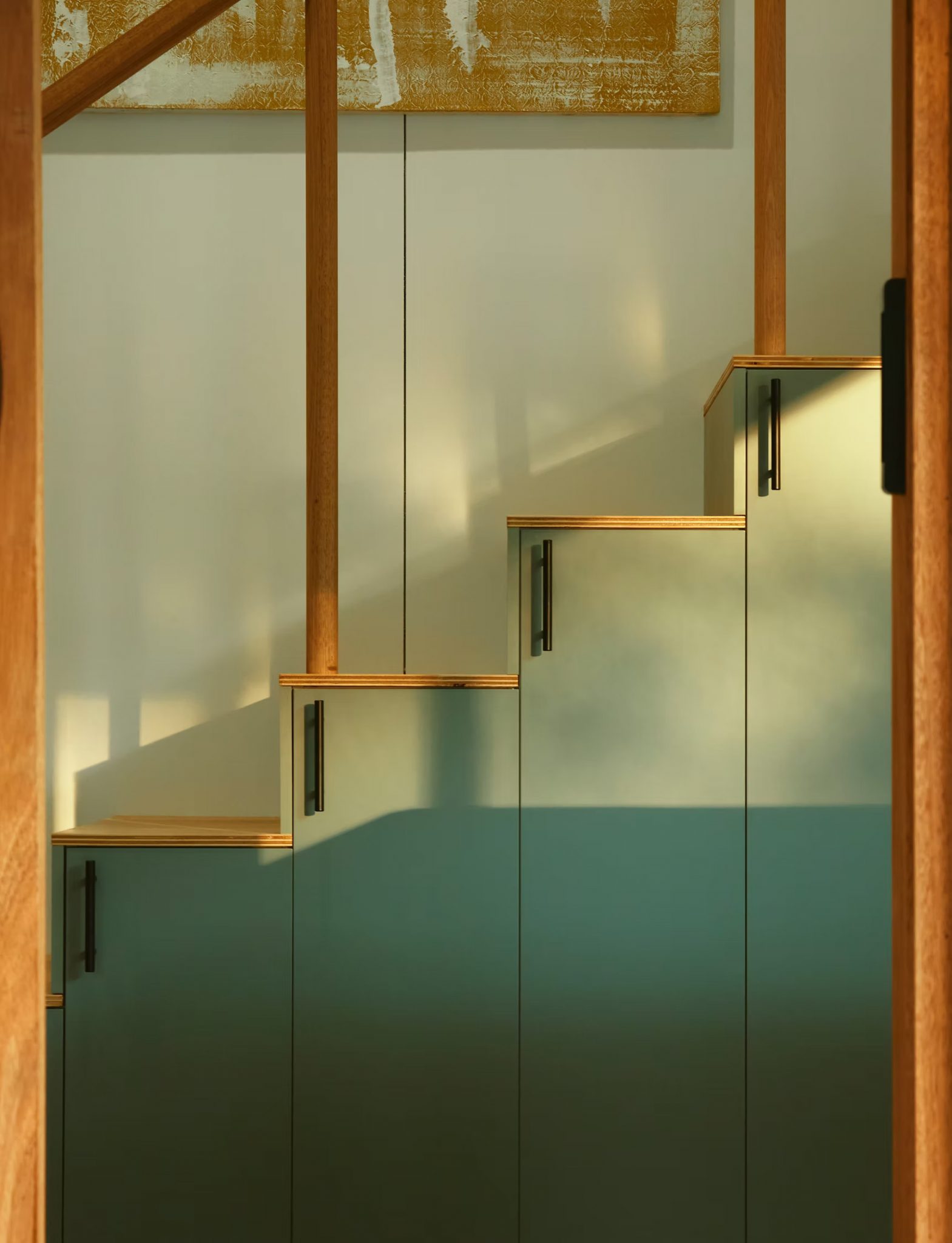 escalier avec rangements intégrés mini maison mobile Caladenia Forest Creek Tinies