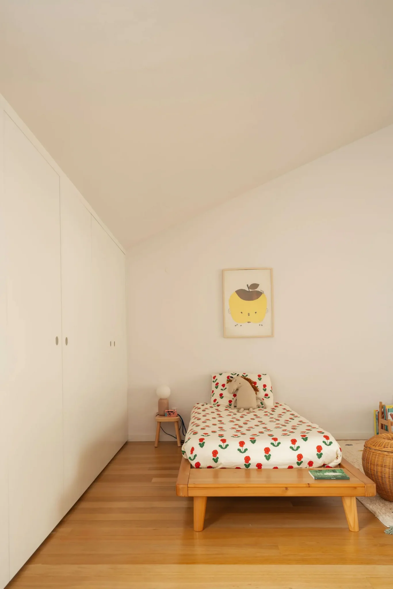 chambre mansardée enfant maison de ville Lisbonne décoration design