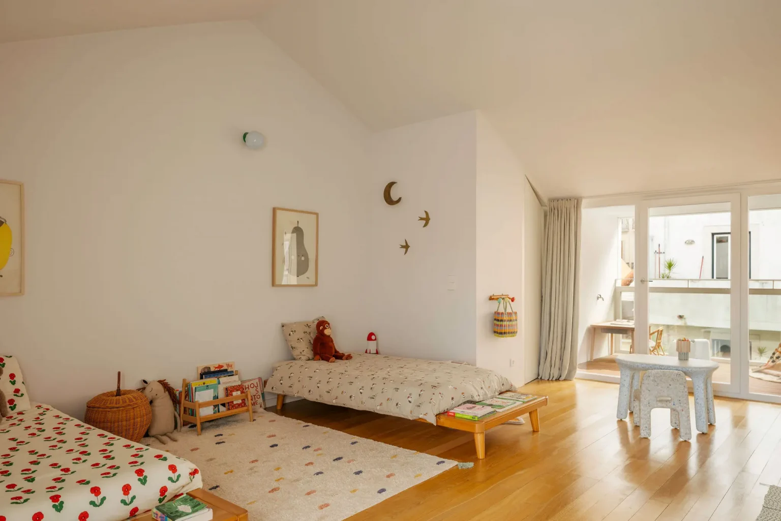 chambre enfant mansardée avec terrasse maison de ville Lisbonne décoration design