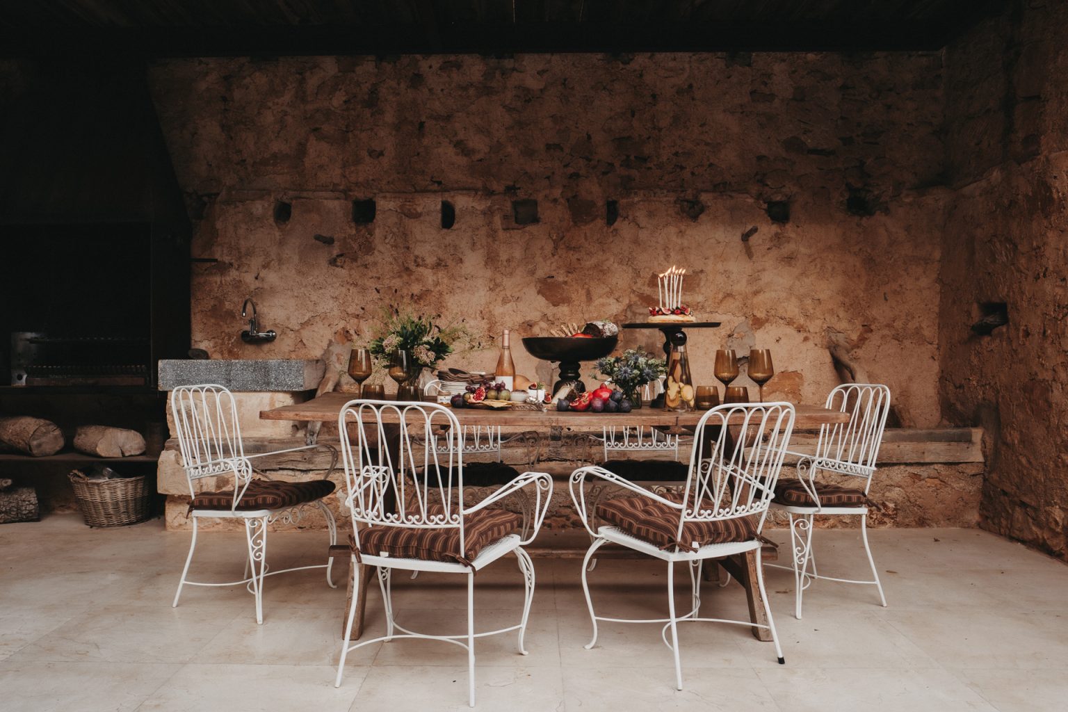 salle à manger terrasse murs en pierres maison ancienne Majorque