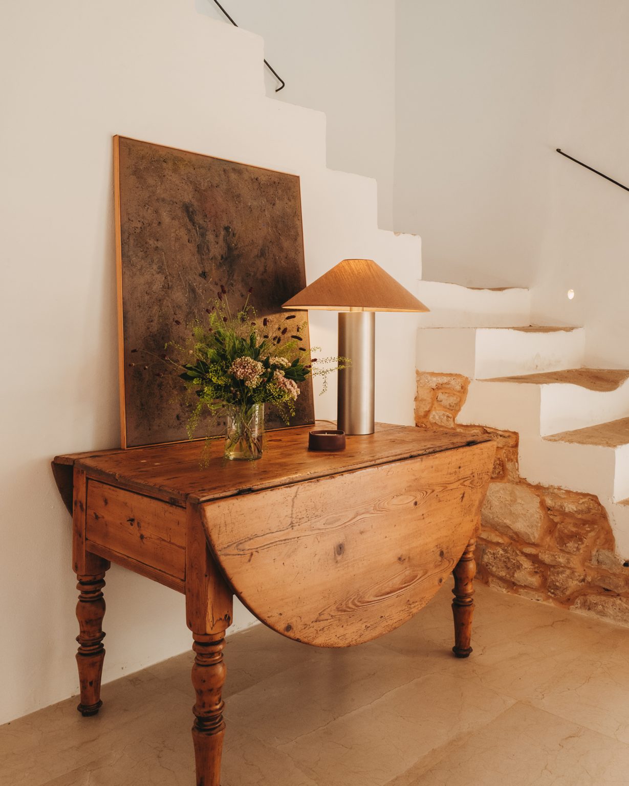 entrée avec escalier ancien en pierres décoration contemporaine maison ancienne Majorque