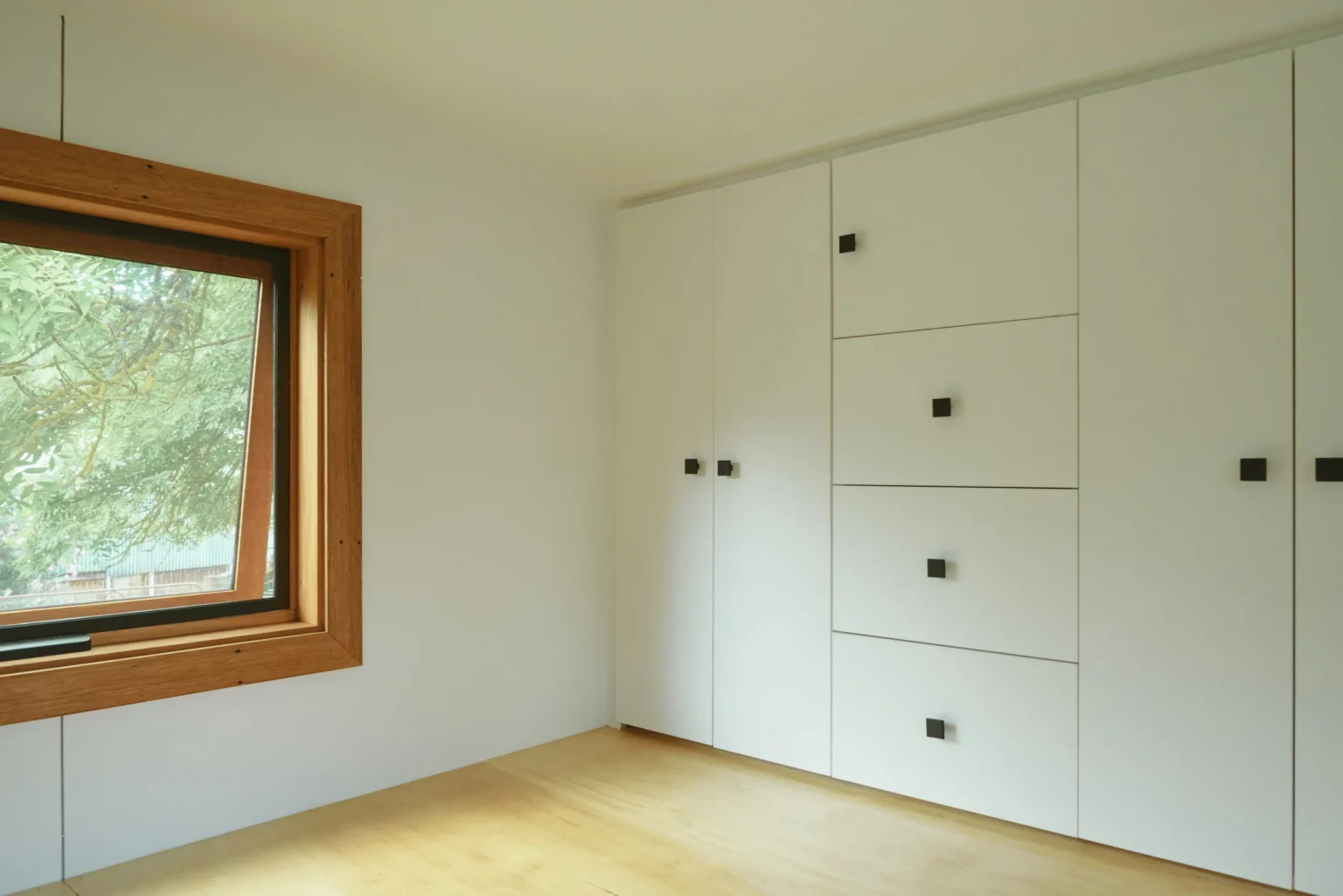 chambre avec placards mini maison mobile Caladenia Forest Creek Tinies