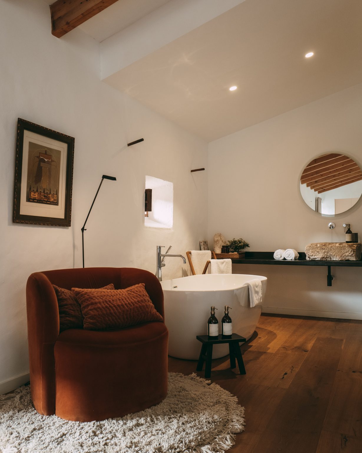 salle de bain mansardée avec poutres décoration contemporaine maison ancienne Majorque