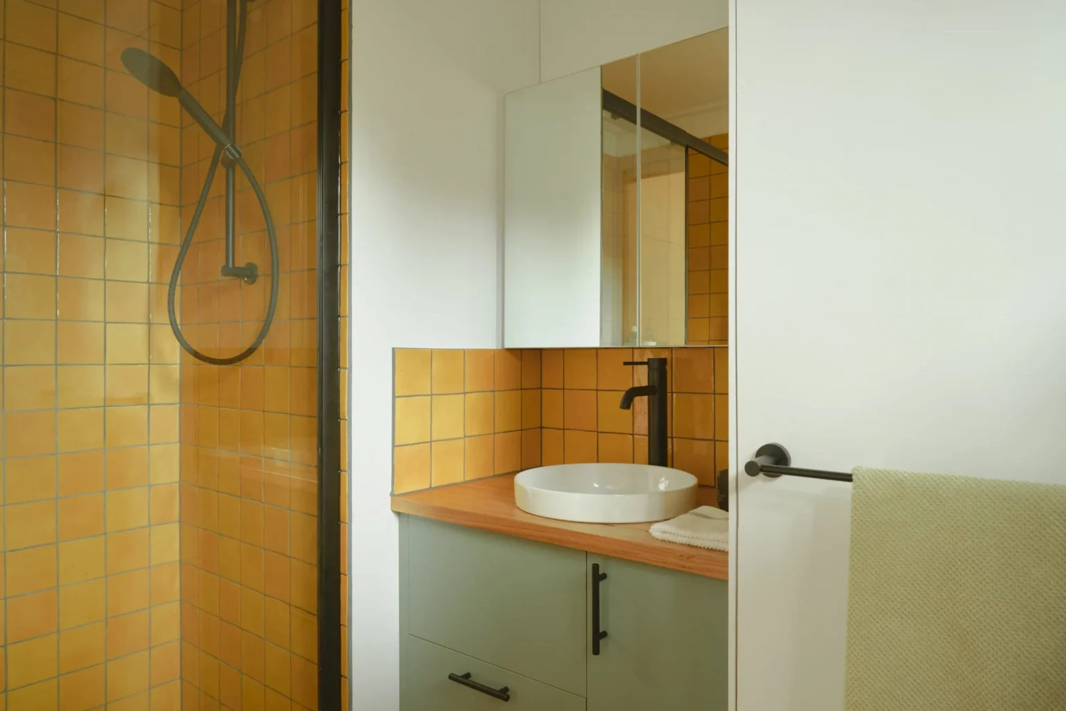 salle de bain mini maison mobile Caladenia Forest Creek Tinies