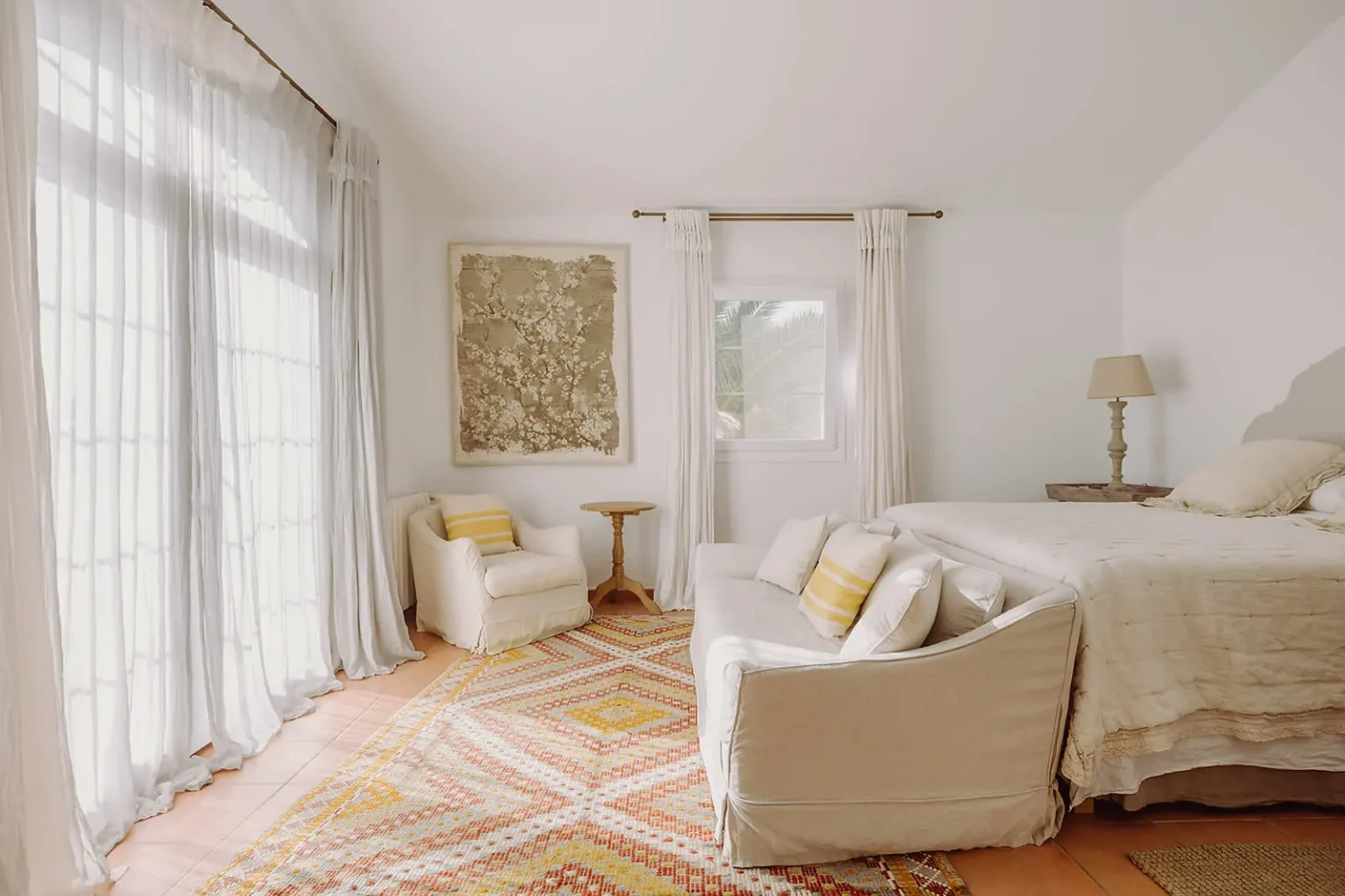 chambre décoration rustique chic beige maison Minorque avec piscine Can Bia