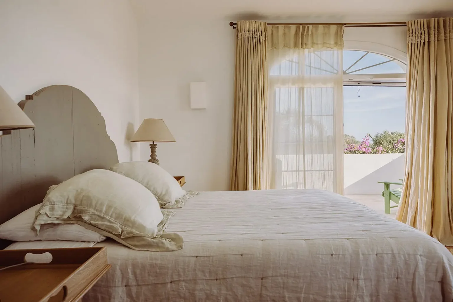 chambre décoration rustique chic beige maison Minorque avec piscine Can Bia