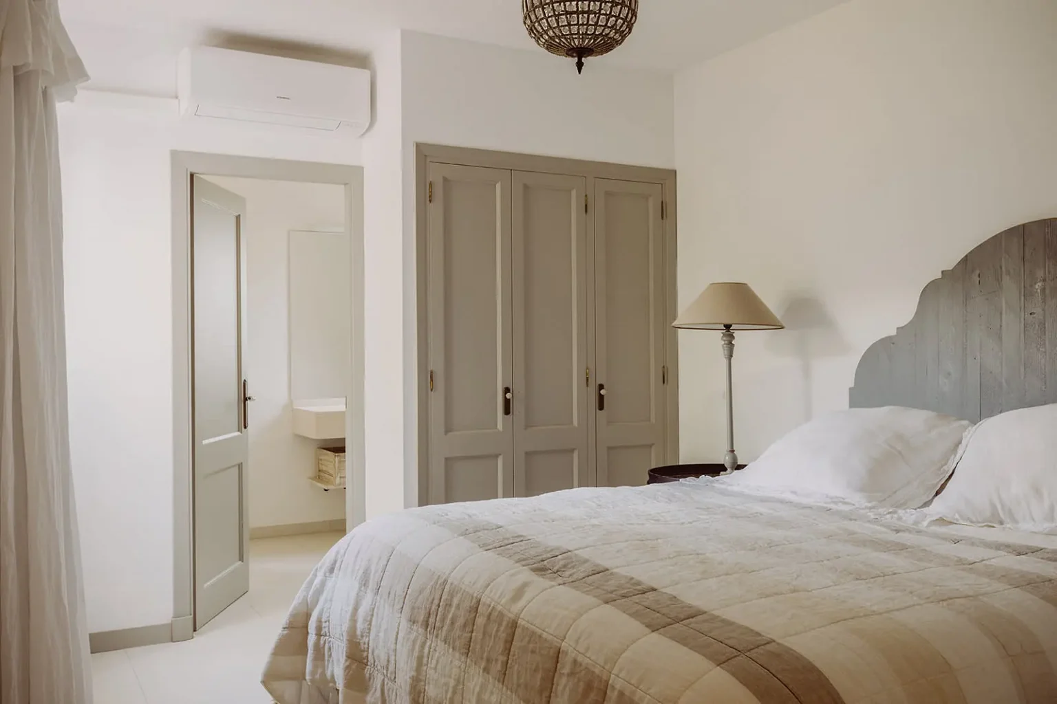 chambre décoration rustique chic beige maison Minorque avec piscine Can Bia