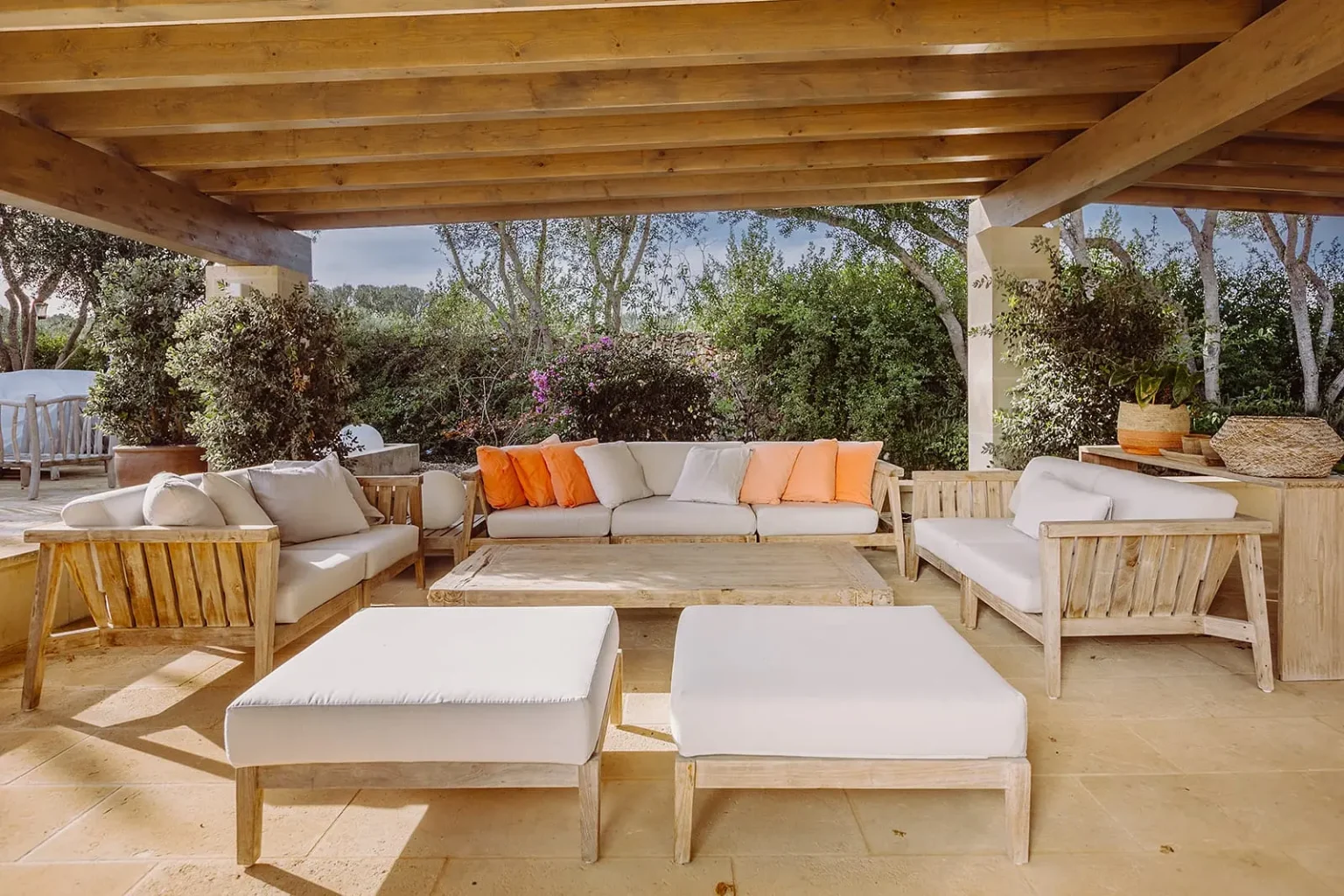 terrasse couverte avec salon maison Minorque avec piscine Can Bia