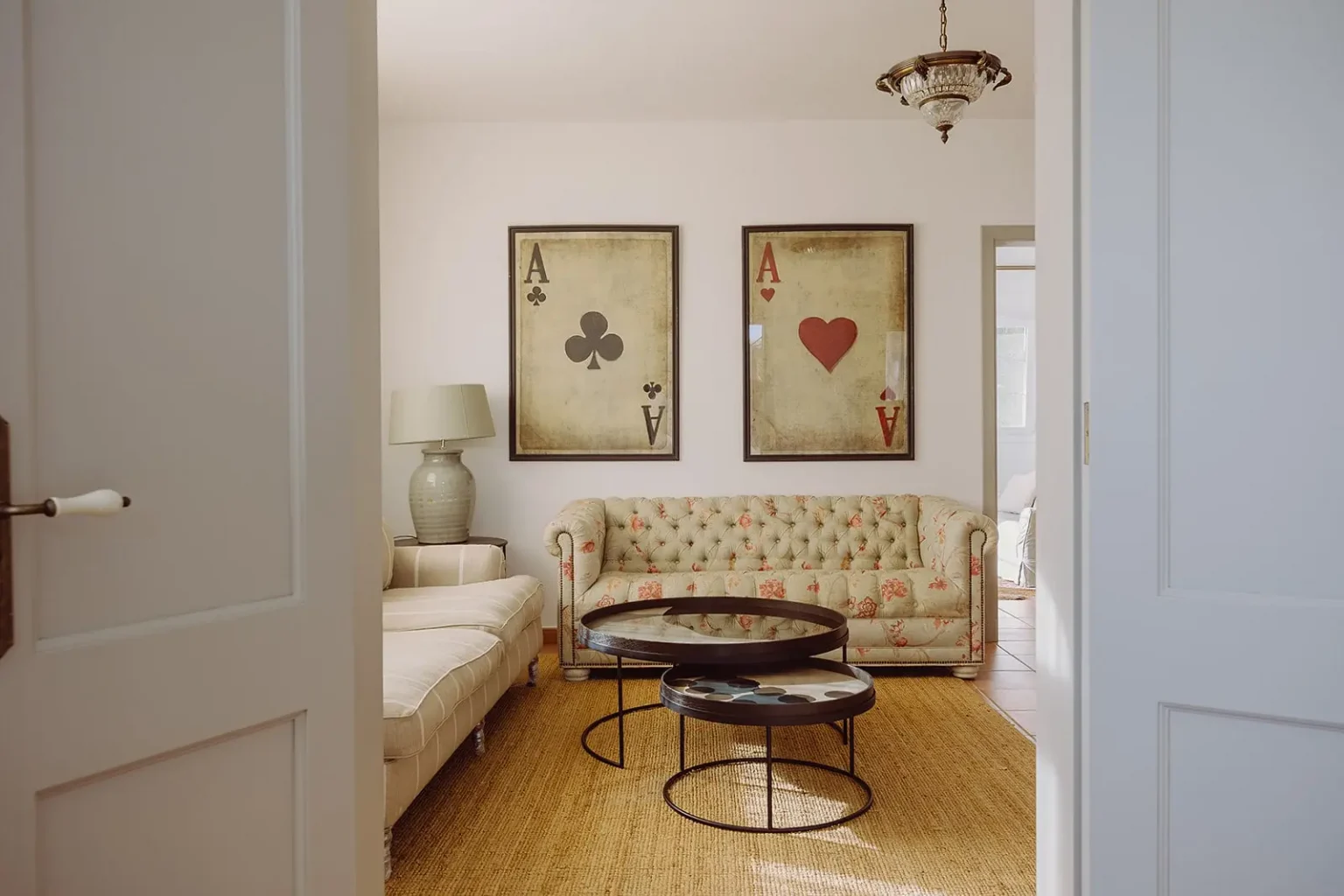 salon canapé chesterfield fleuri maison Minorque avec piscine Can Bia