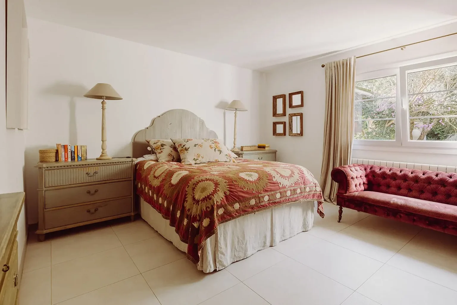 chambre décoration rustique chic avec canapé chesterfield rouge maison Minorque avec piscine Can Bia