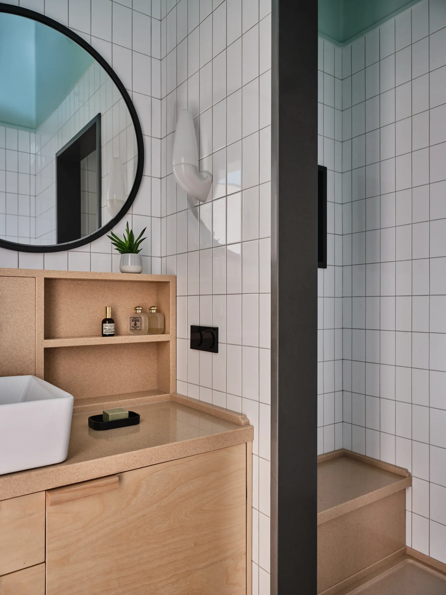 salle de bain studio 30m2 modernisé avec grande hauteur sous plafond
