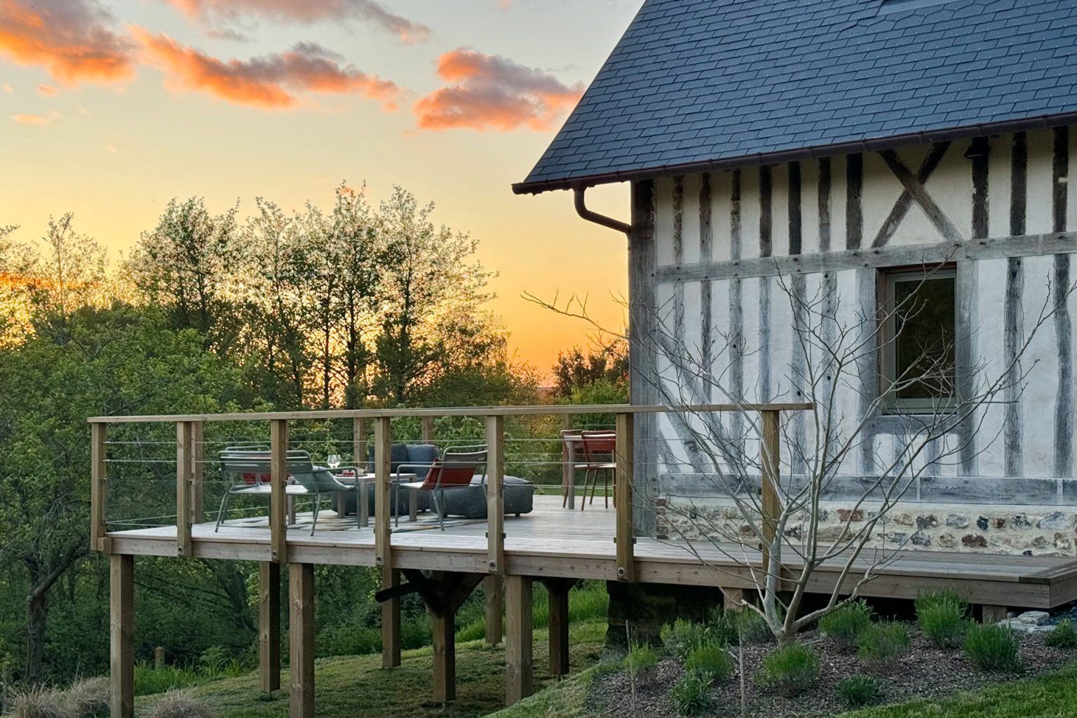 terrasse maison ancienne rénovée à colombages en Normandie le Clos du Haut