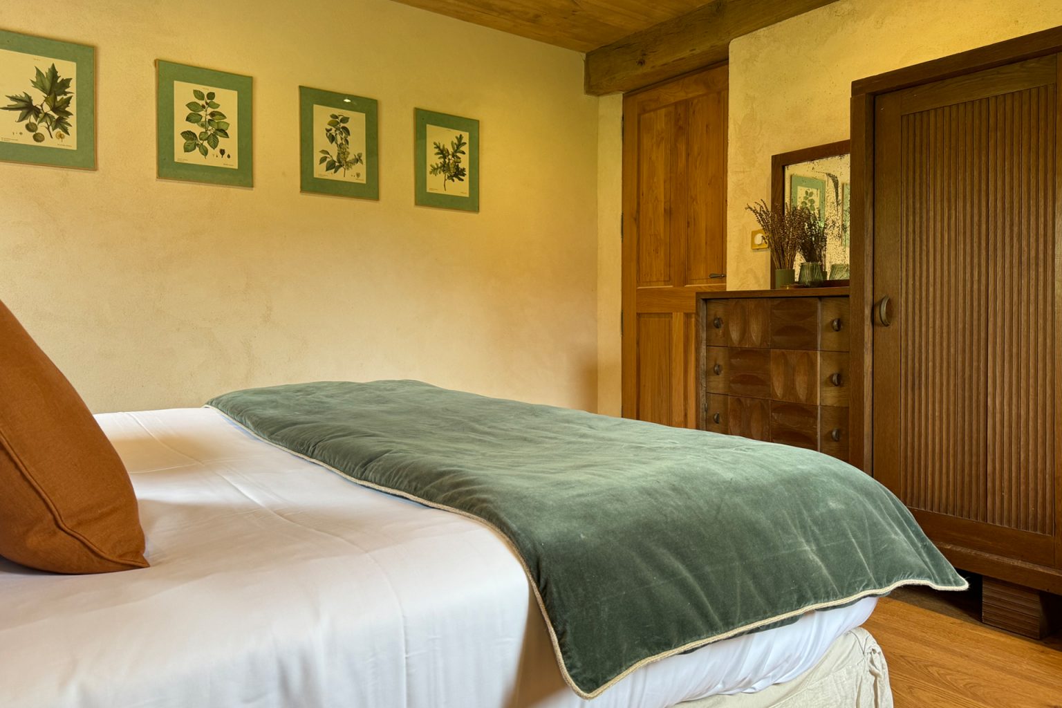 chambre murs jaunes décoration rustique chic maison ancienne rénovée à colombages en Normandie le Clos du Haut