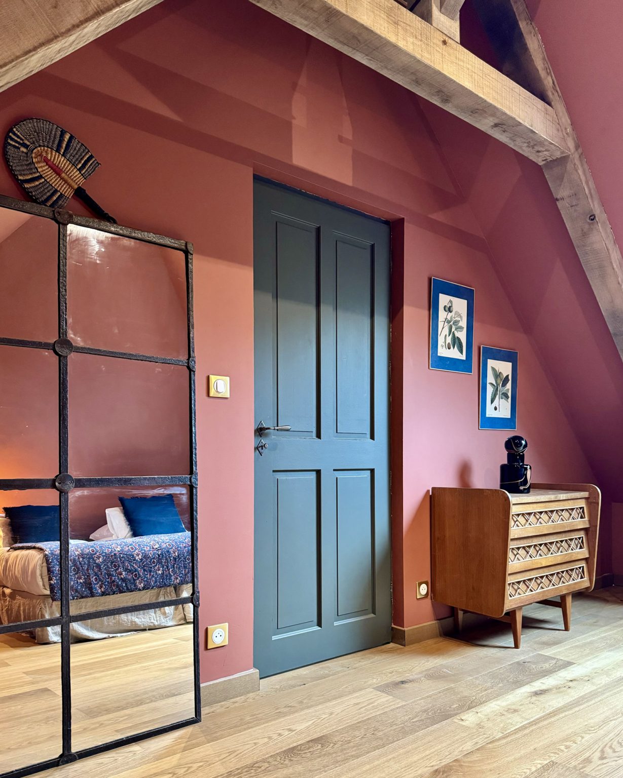 chambre avec poutres murs bordeaux décoration rustique chic maison ancienne rénovée à colombages en Normandie le Clos du Haut