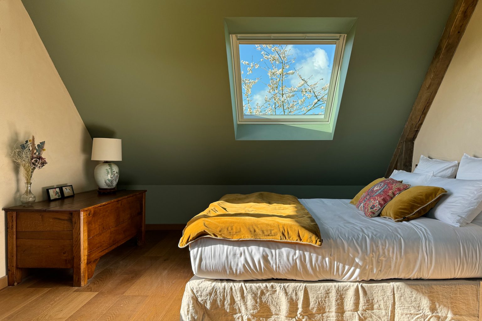 chambre mansardée décoration rustique chic maison ancienne rénovée à colombages en Normandie le Clos du Haut