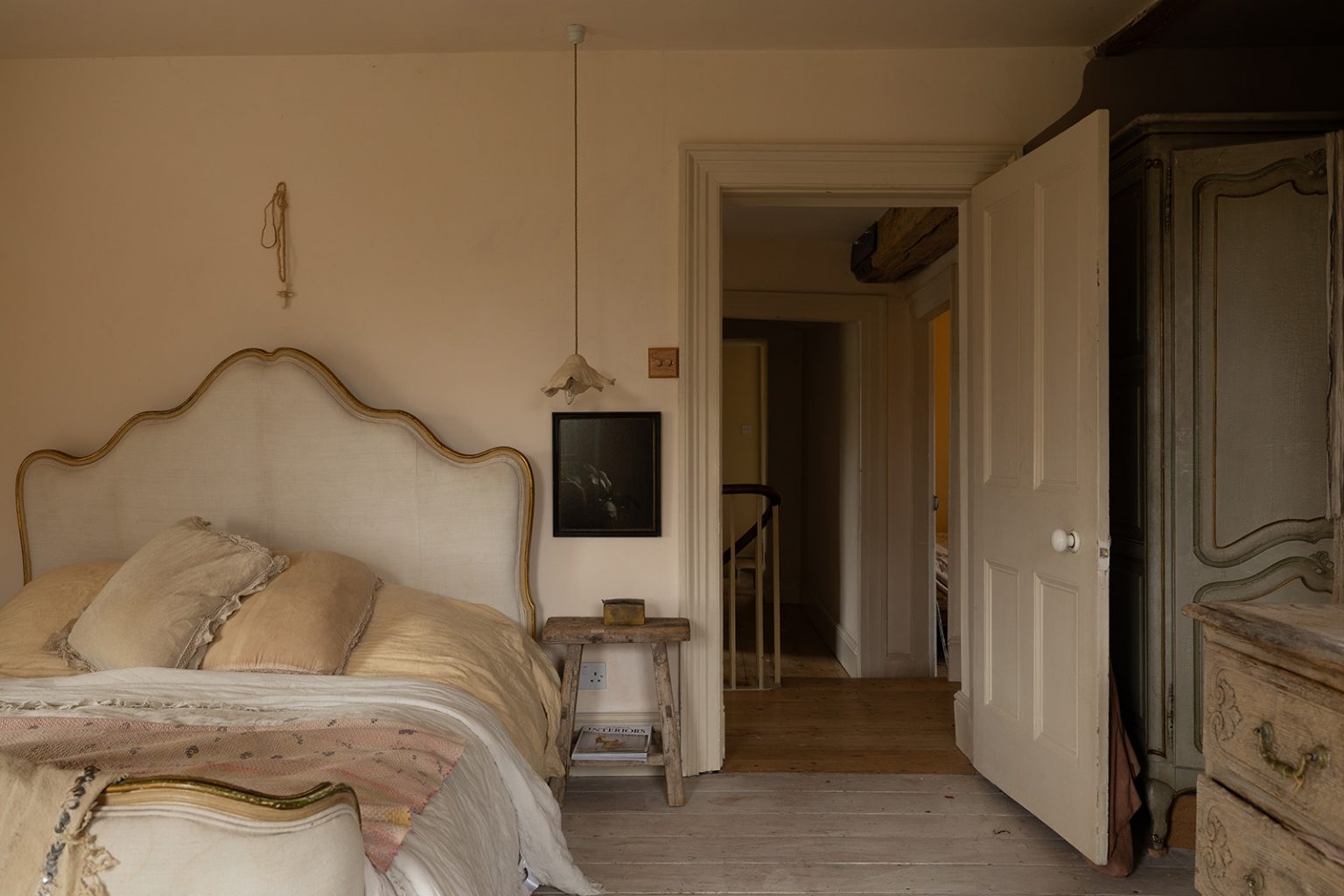 chambre maison historique des Cotswolds décoration classique chic beige