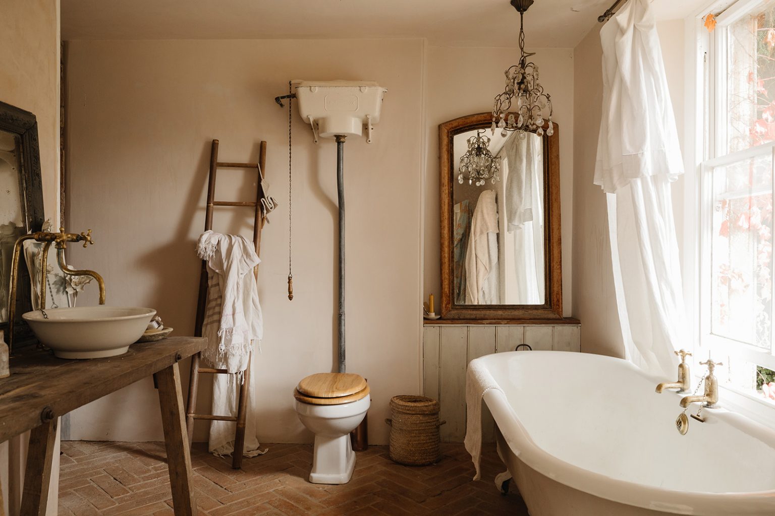salle de bain maison historique des Cotswolds décoration classique chic beige