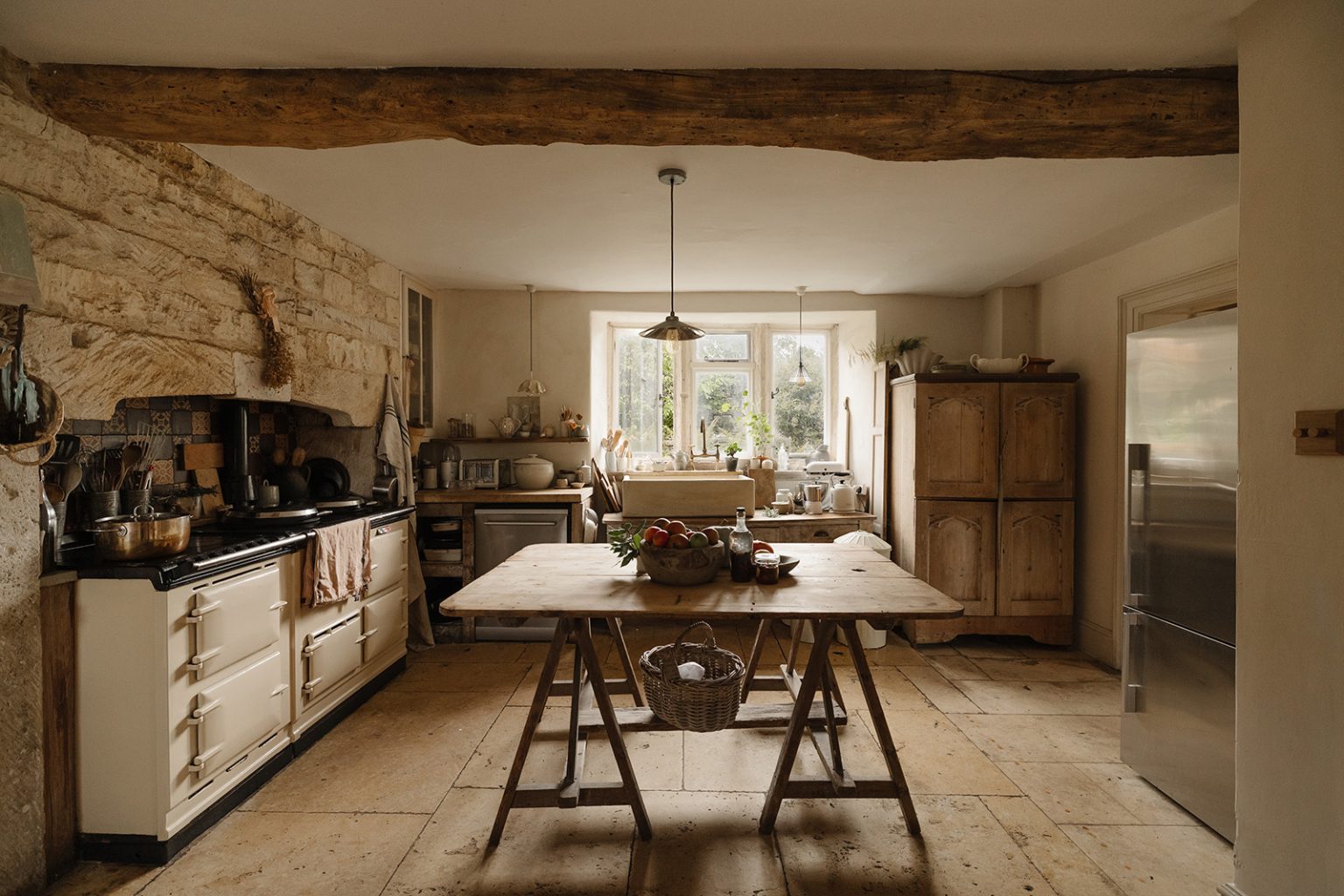 cuisine avec poutres maison historique des Cotswolds décoration classique et rustique chic beige