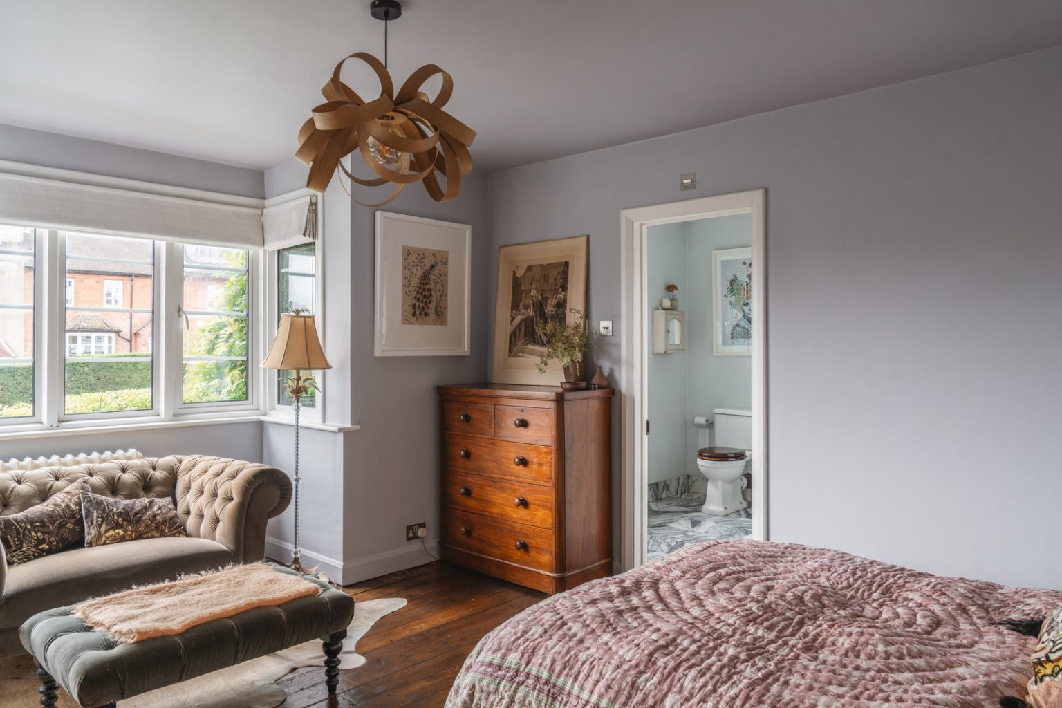 chambre avec canapé chesterfield murs gris décoration vintage