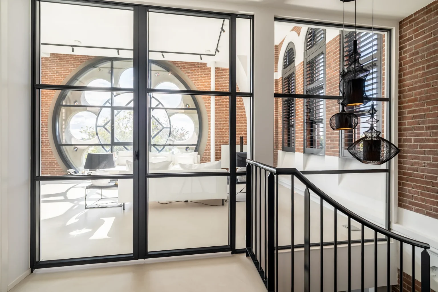 salon avec porte verrière appartement design dans une ancienne église aux Pays-Bas