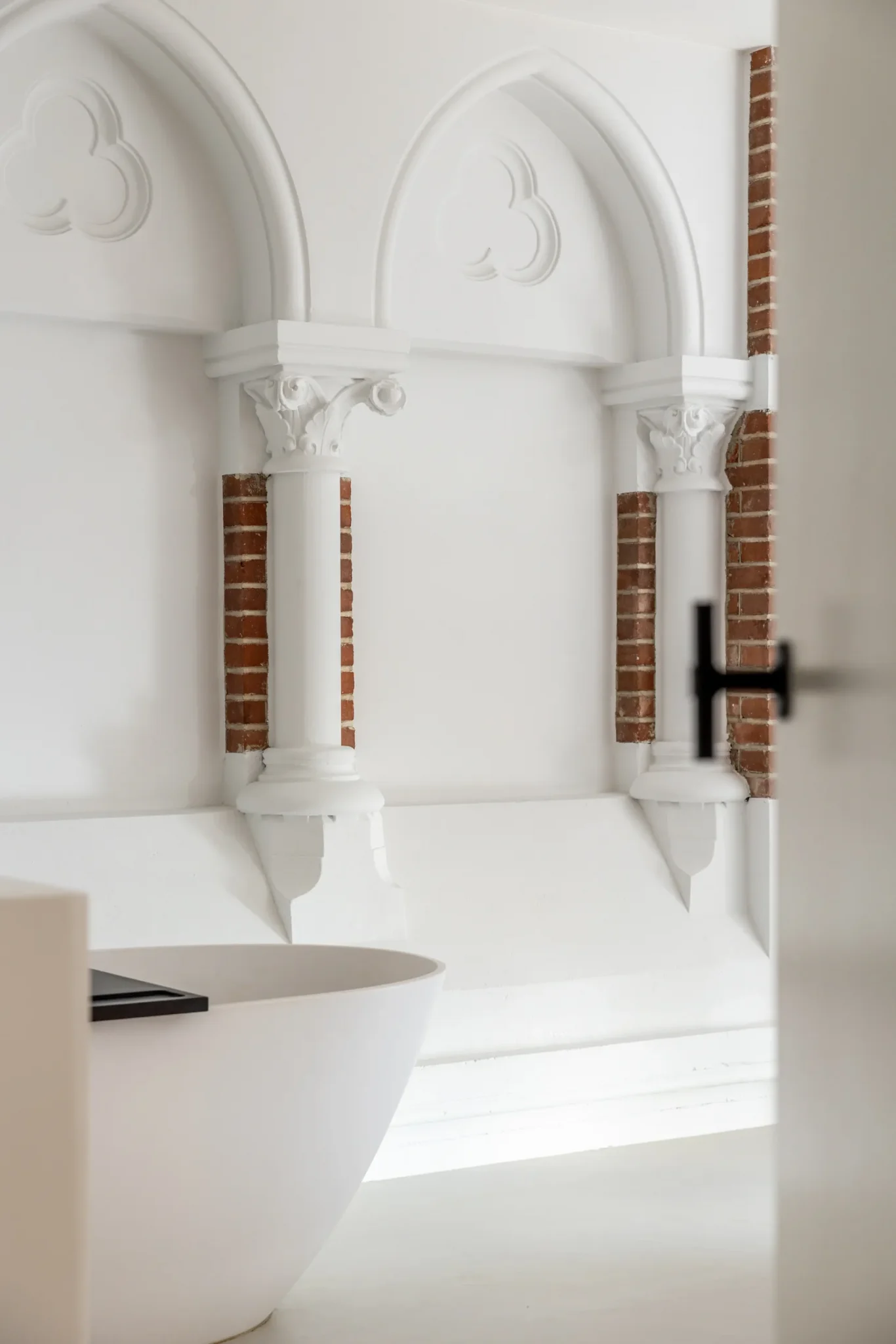 salle de bain avec baignoire îlot appartement design dans une ancienne église aux Pays-Bas