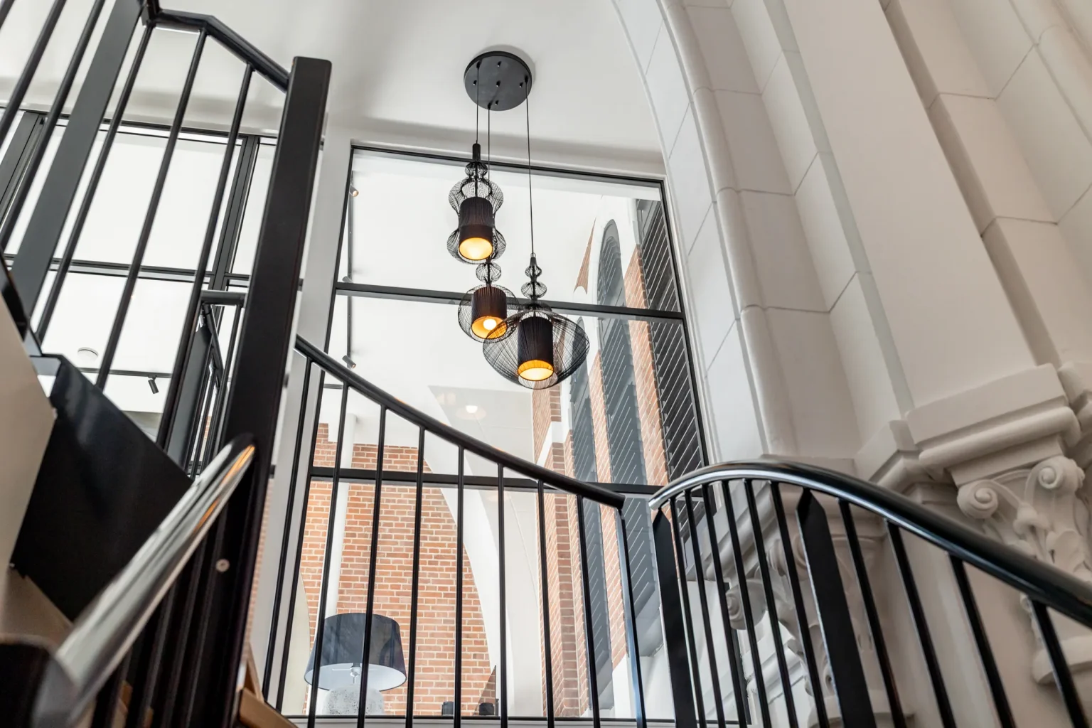 entrée avec escalier métal appartement design dans une ancienne église aux Pays-Bas
