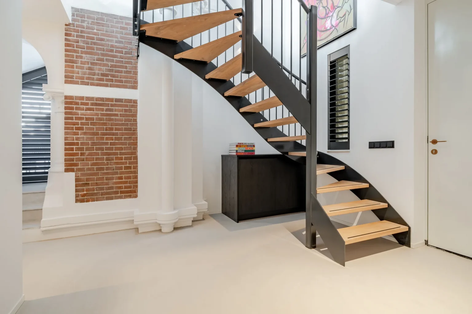 entrée avec escalier métal appartement design dans une ancienne église aux Pays-Bas