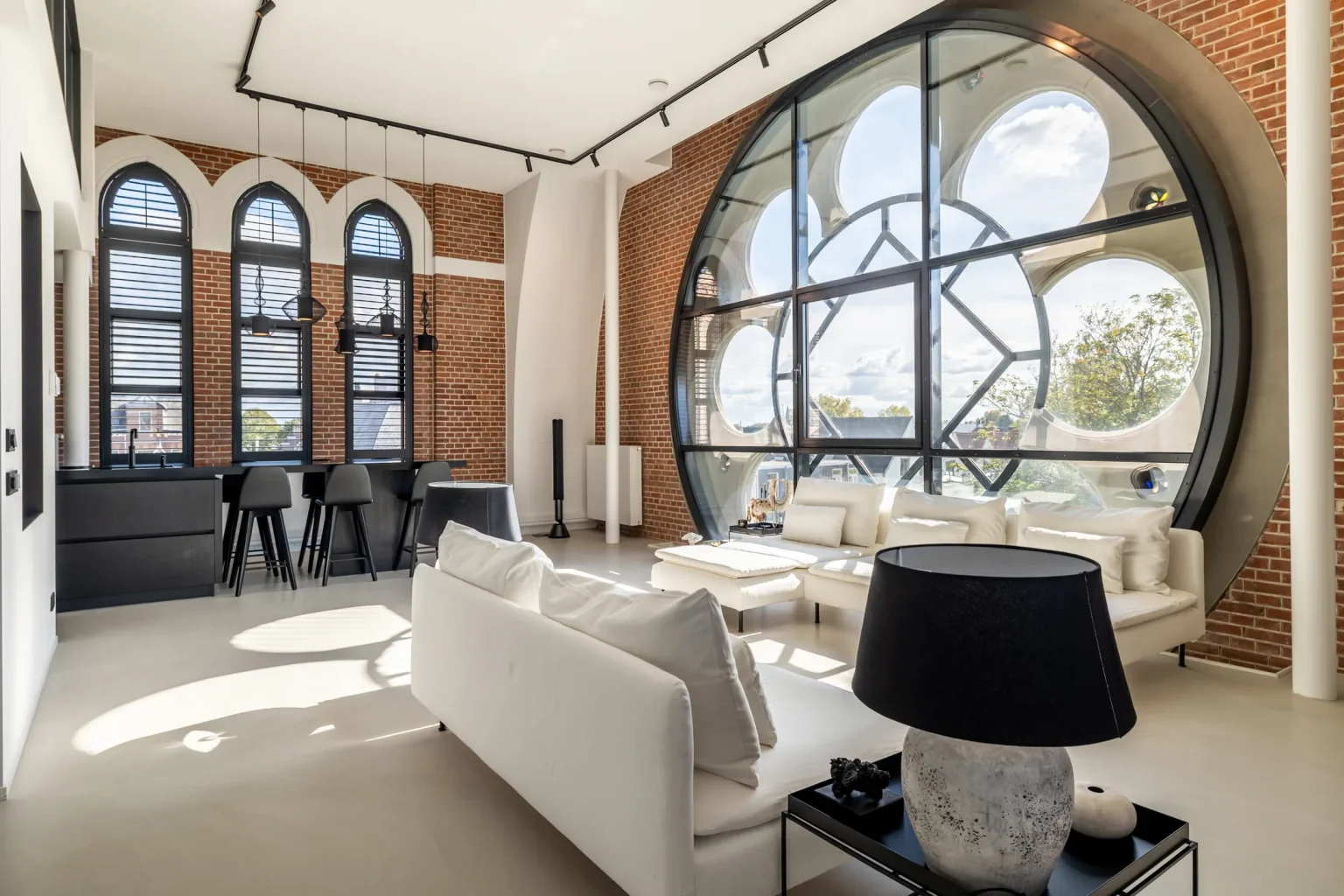 salon avec baie vitrée ronde appartement design dans une ancienne église aux Pays-Bas