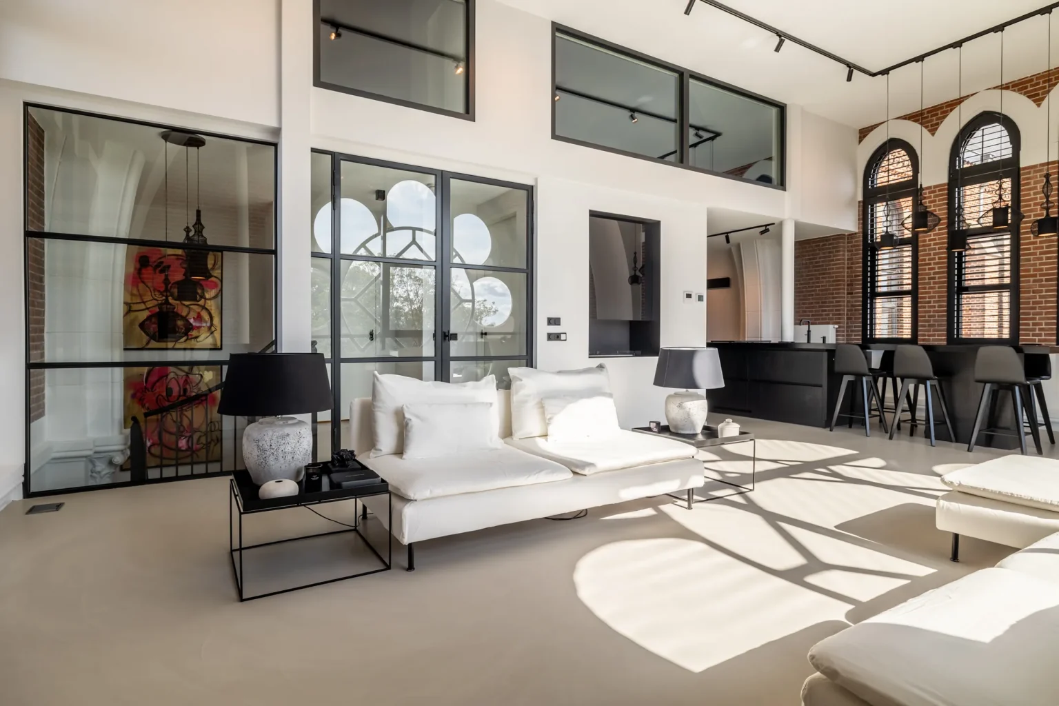 salon avec verrière appartement design dans une ancienne église aux Pays-Bas