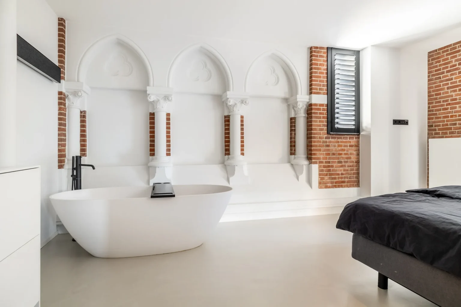 chambre avec baignoire îlot appartement design dans une ancienne église aux Pays-Bas
