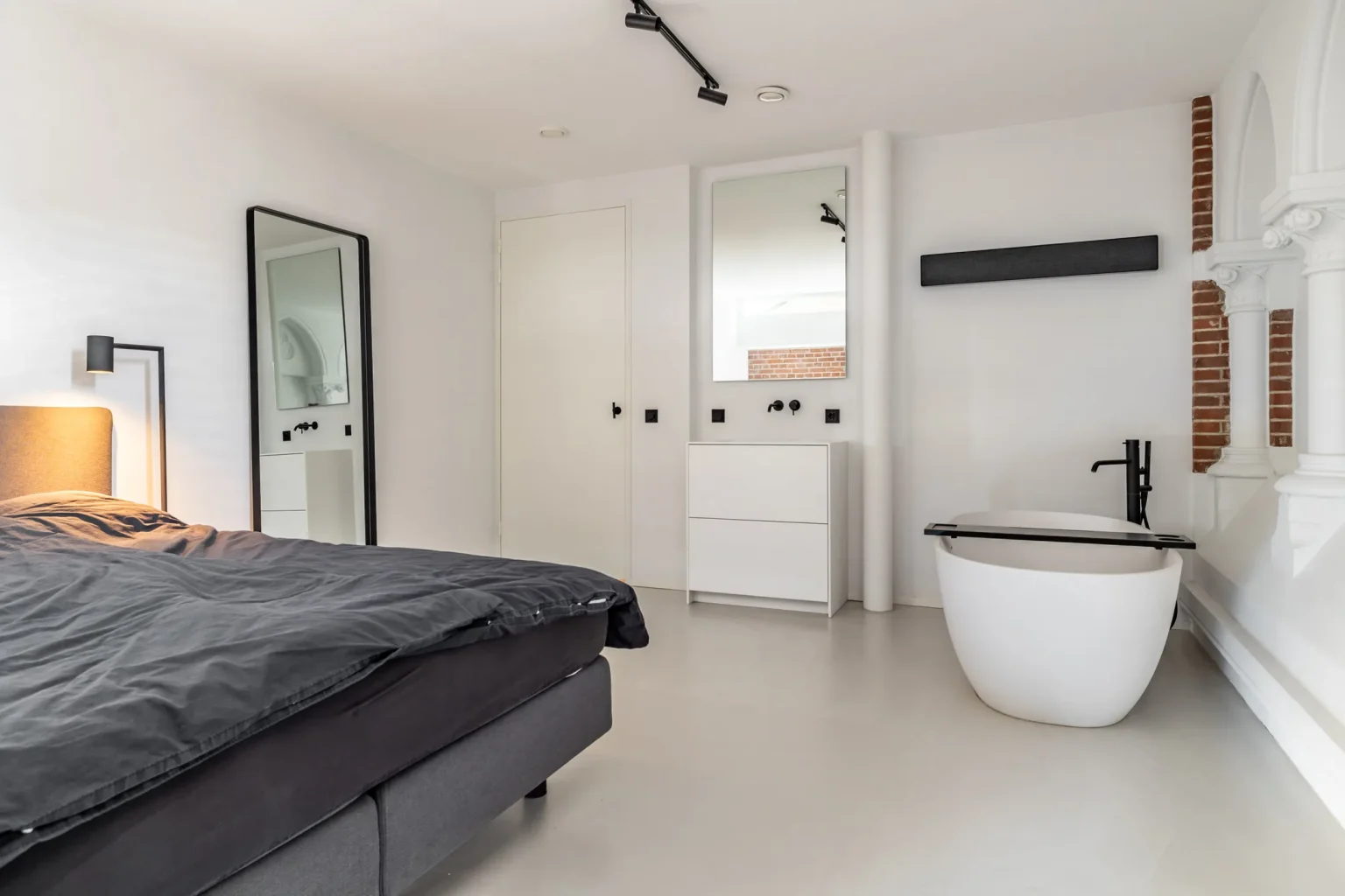 chambre avec baignoire îlot appartement design dans une ancienne église aux Pays-Bas