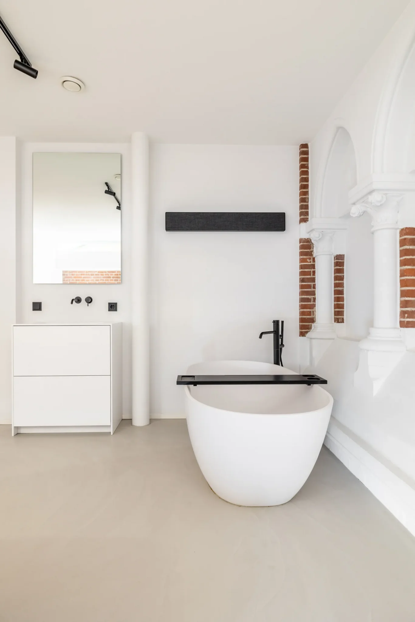 salle de bain avec baignoire îlot appartement design dans une ancienne église aux Pays-Bas