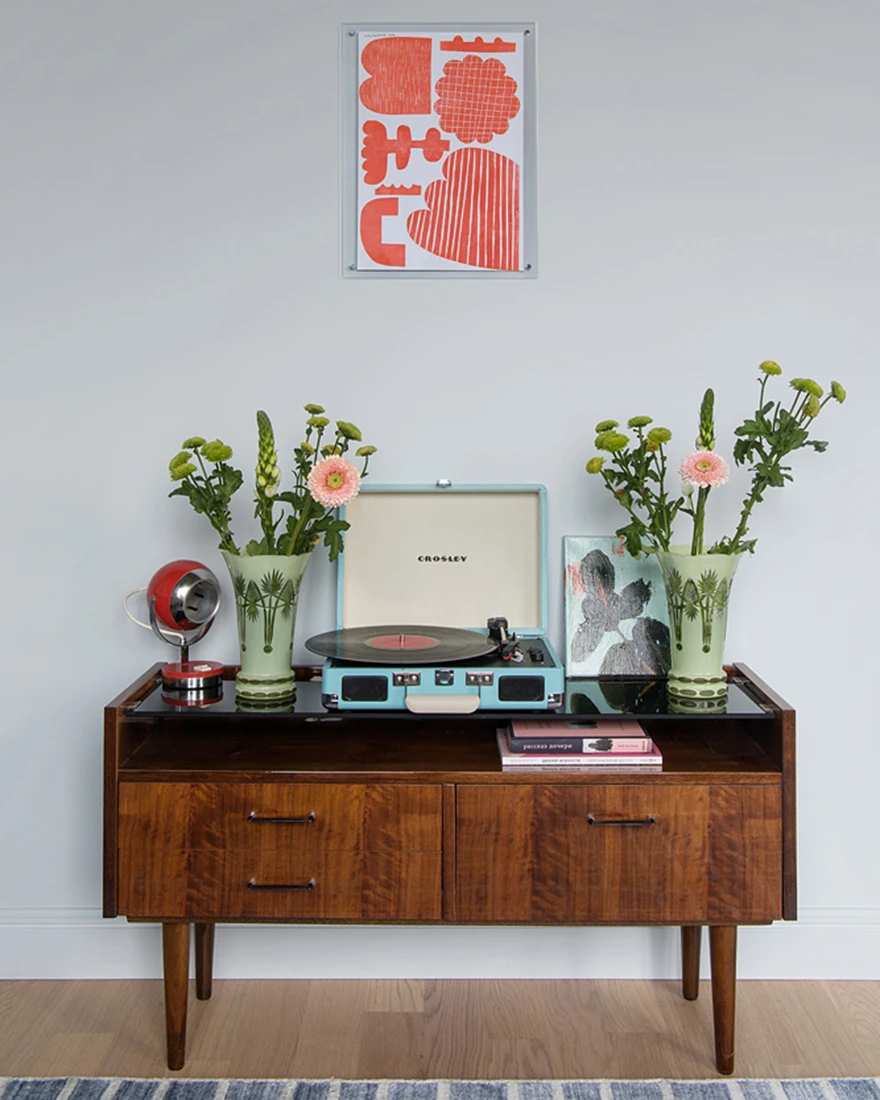 salon studio 42m2 vintage et coloré