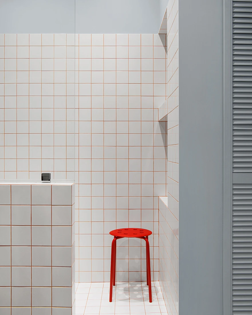 salle de bain carrelage blanc joints jaunes studio 42m2 vintage et coloré