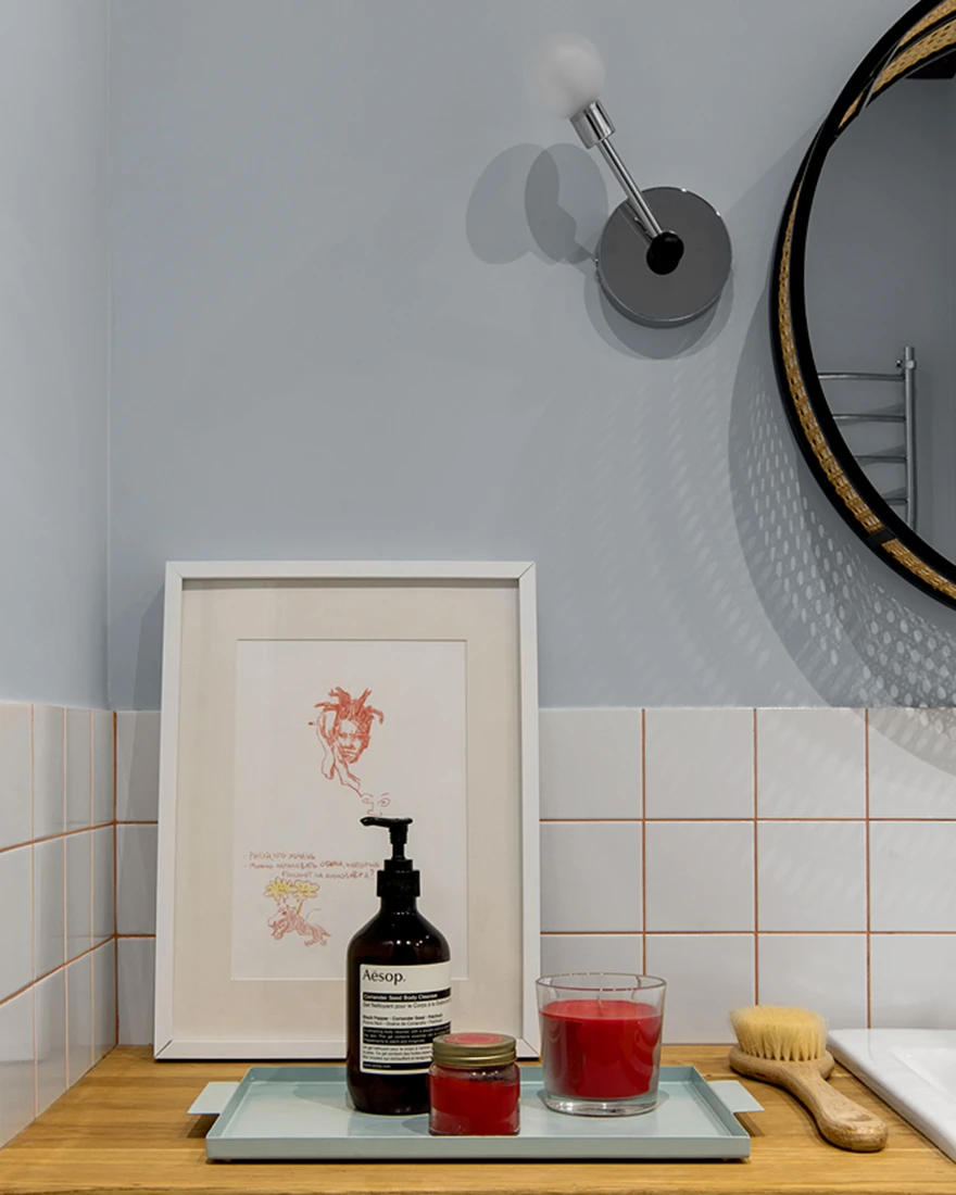 salle de bain carrelage blanc joints jaunes studio 42m2 vintage et coloré