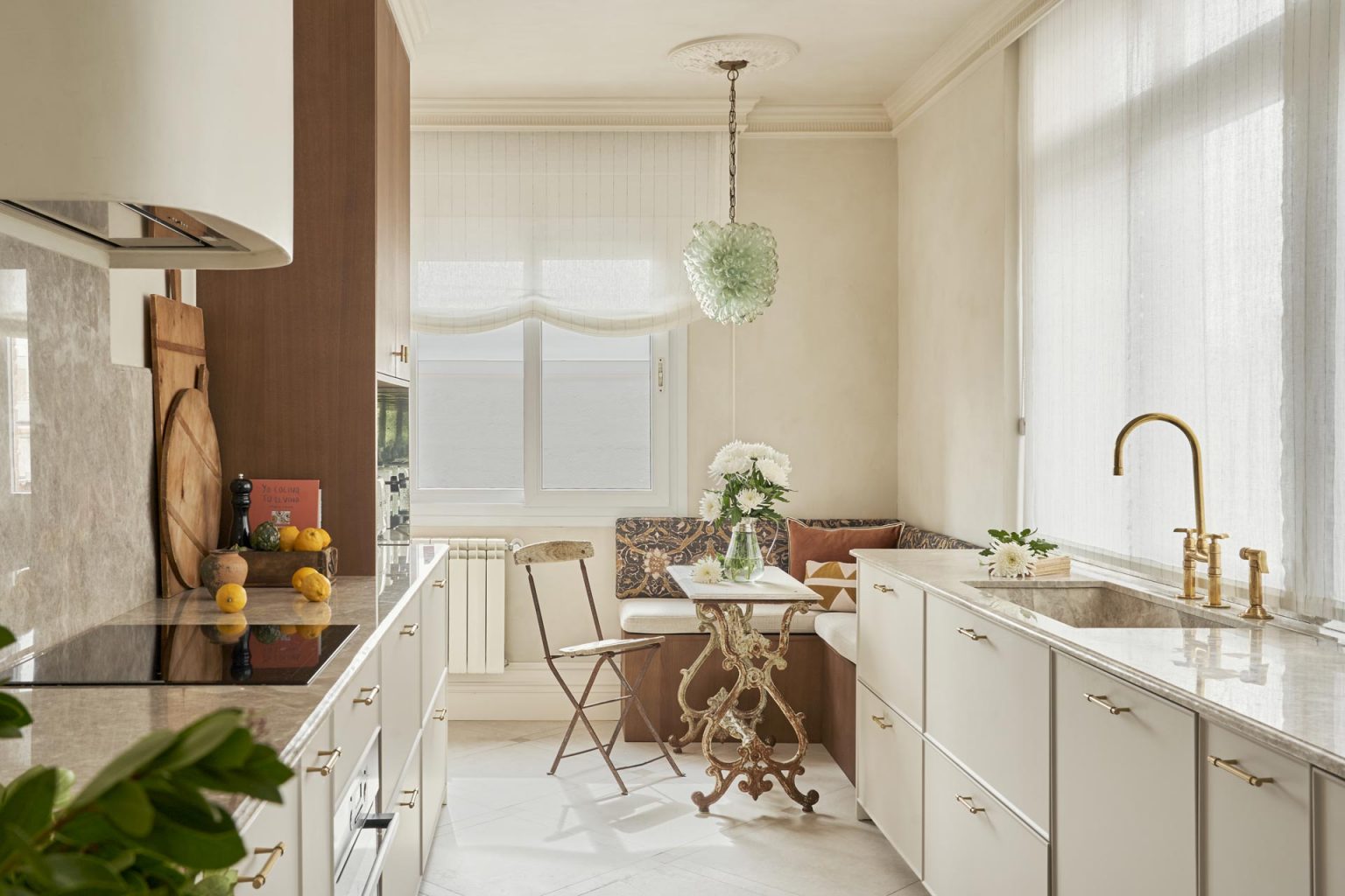 cuisine beige et marbre décoration contemporaine avec tons naturels appartement avec moulures