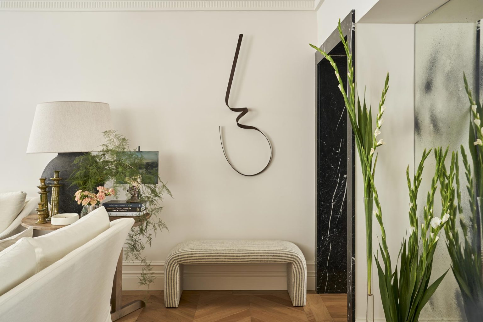 salon décoration contemporaine avec tons naturels appartement avec moulures