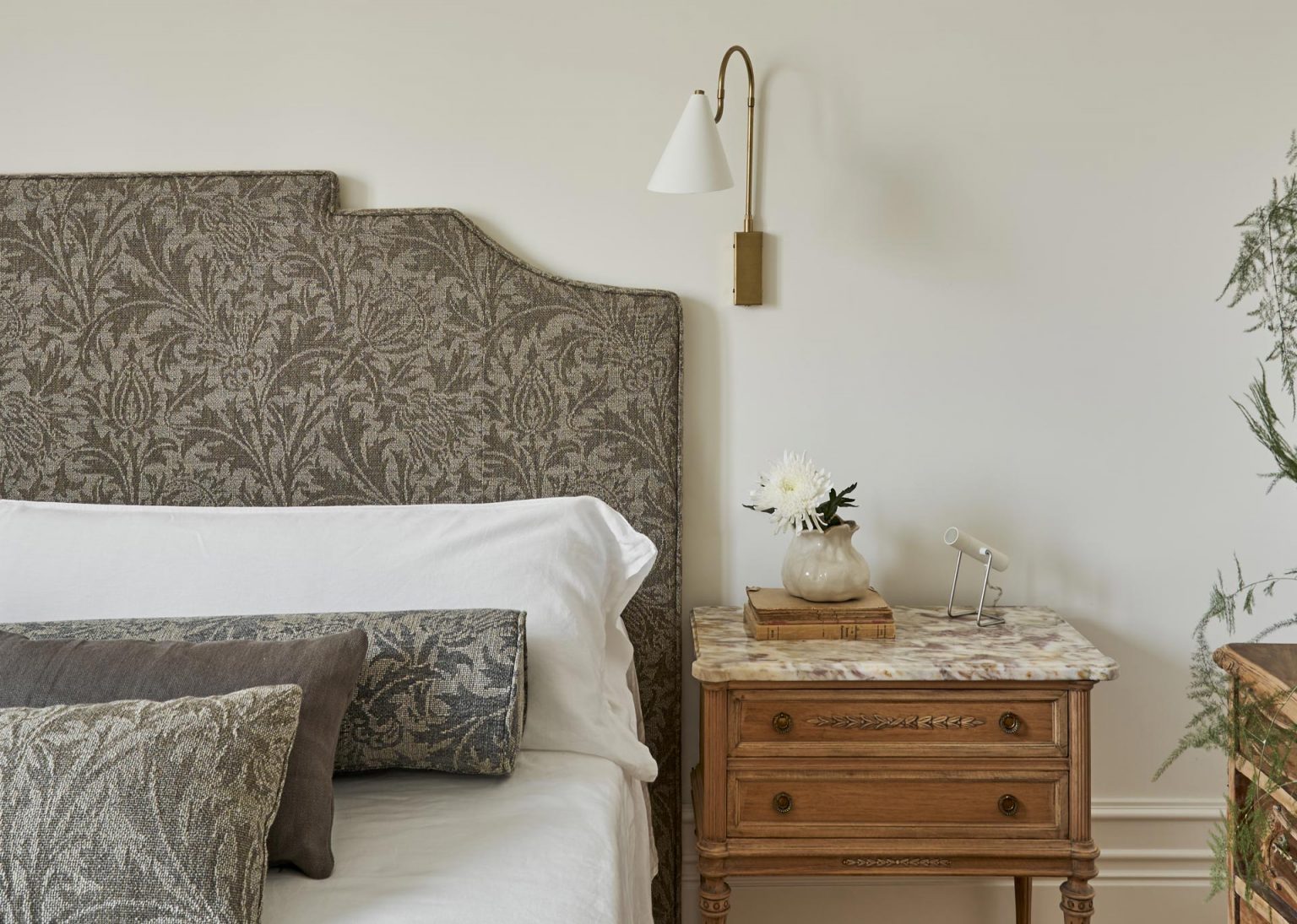 chambre décoration contemporaine avec tons naturels appartement avec moulures