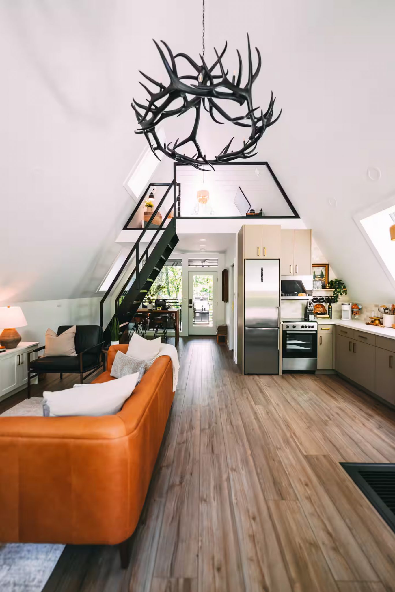 salon avec mezzanine maison A-Frame 100m2