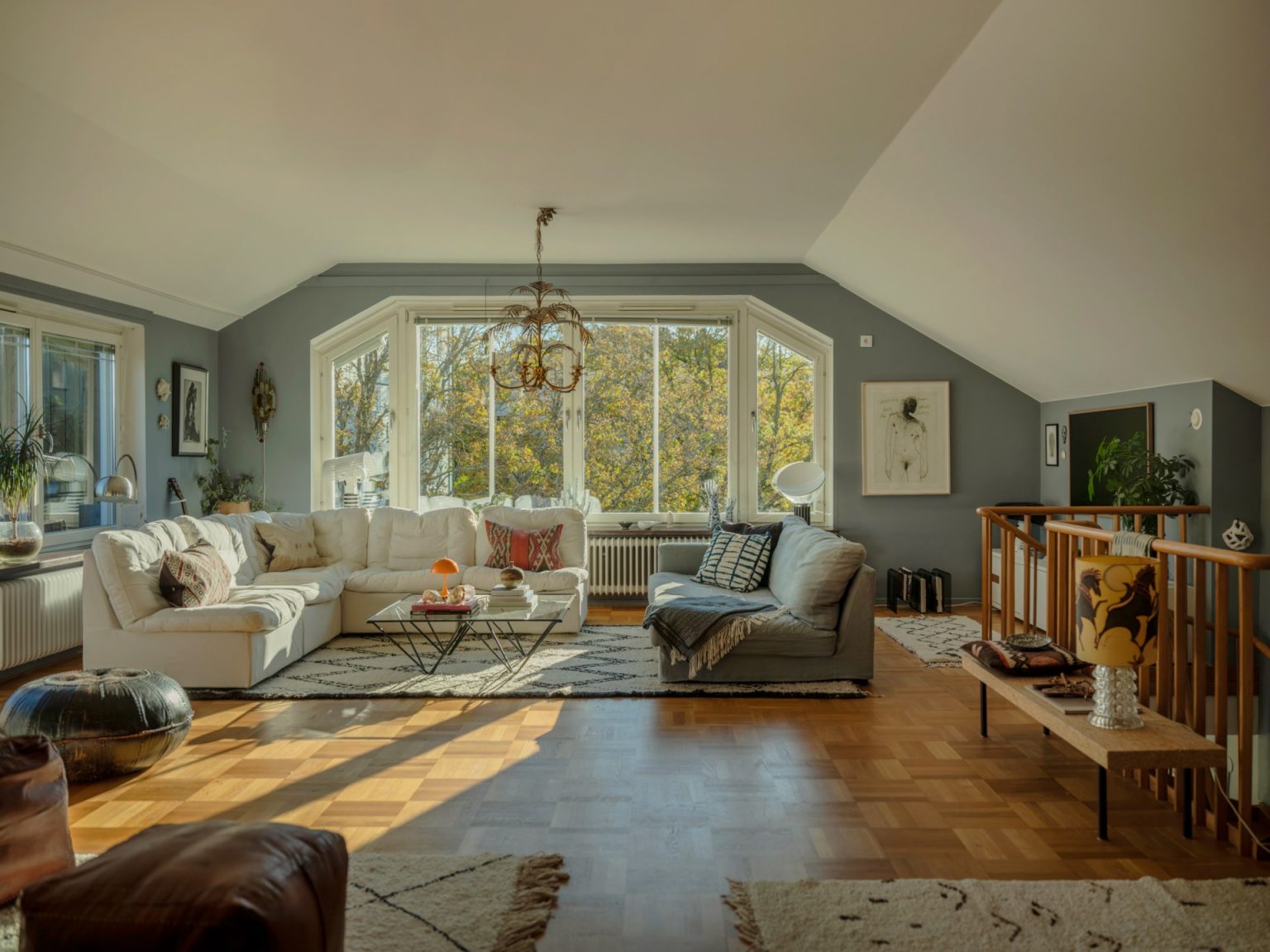 salon murs gris bleu décoration vintage duplex scandinave