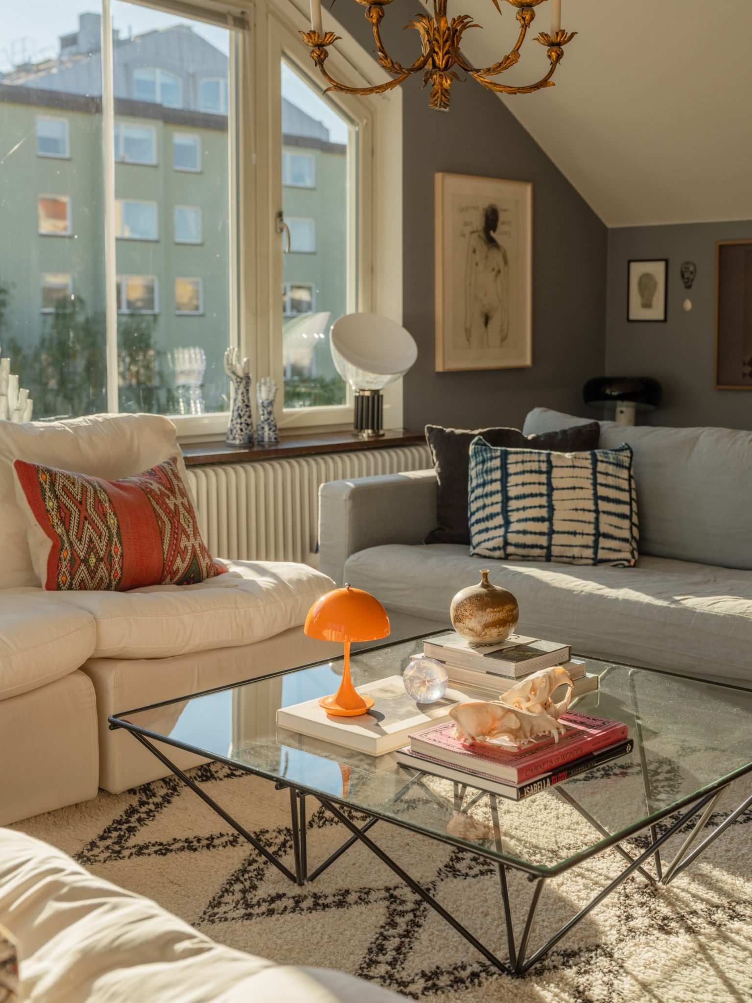 salon murs gris bleu décoration vintage duplex scandinave