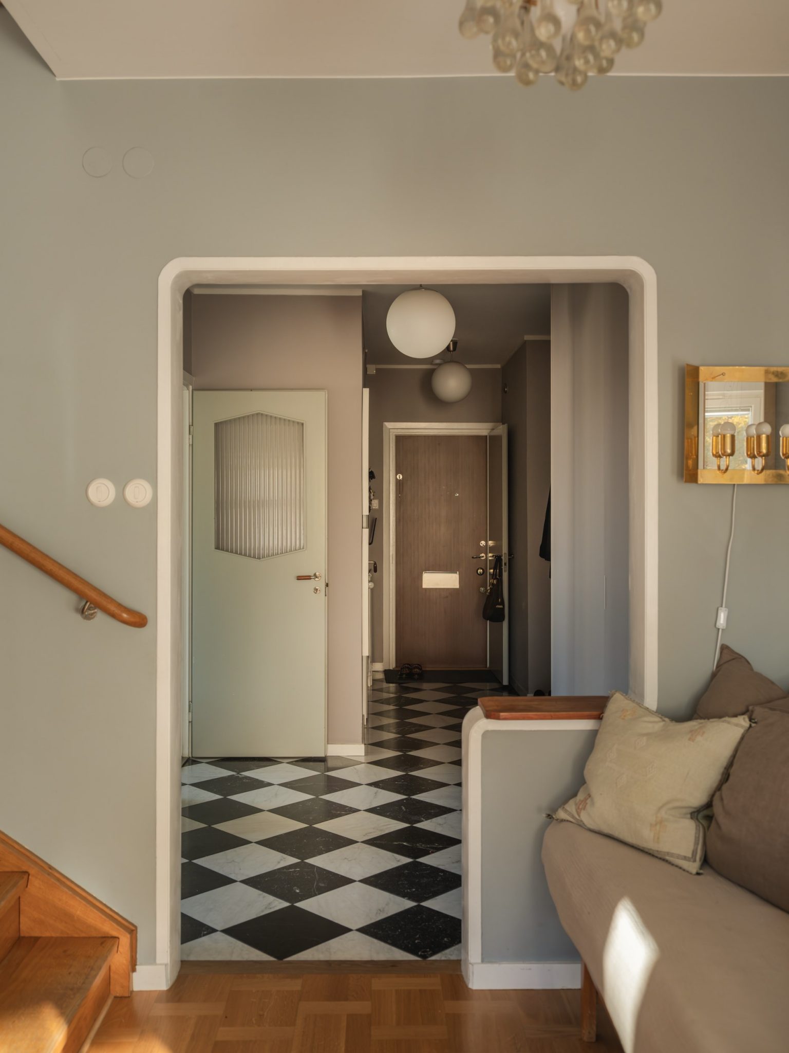 entrée avec sol à damier noir et blanc