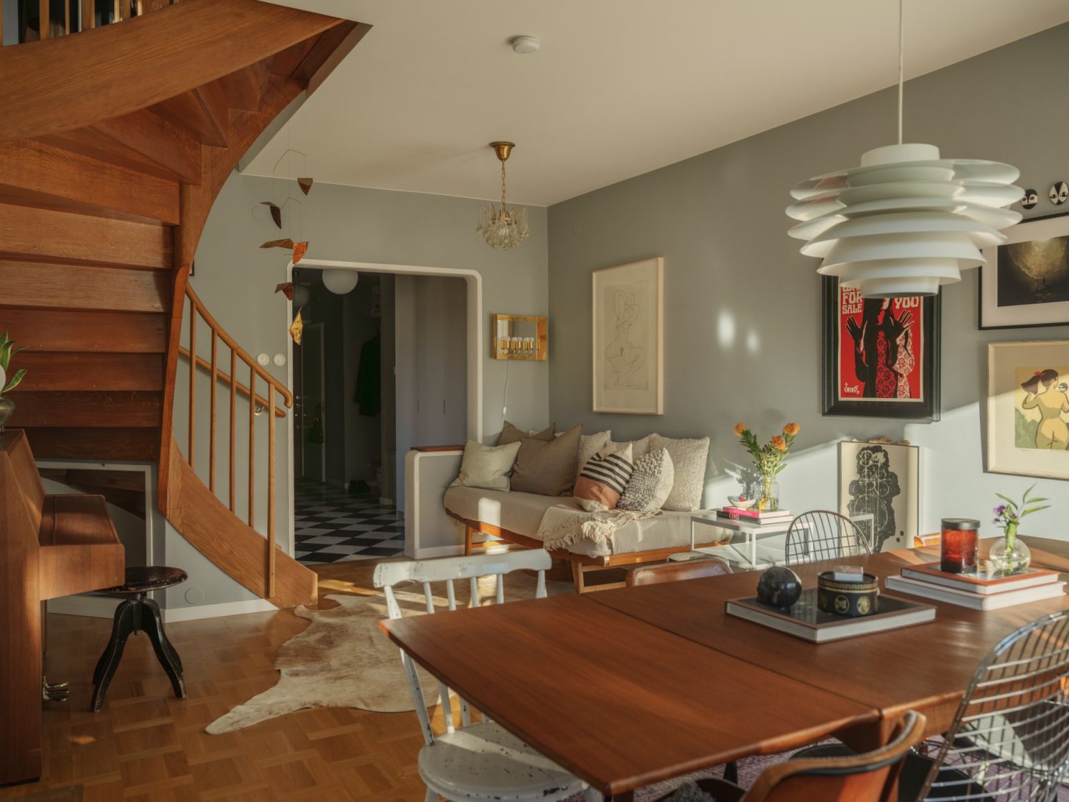 salon et salle à manger avec escalier décoration vintage duplex scandinave