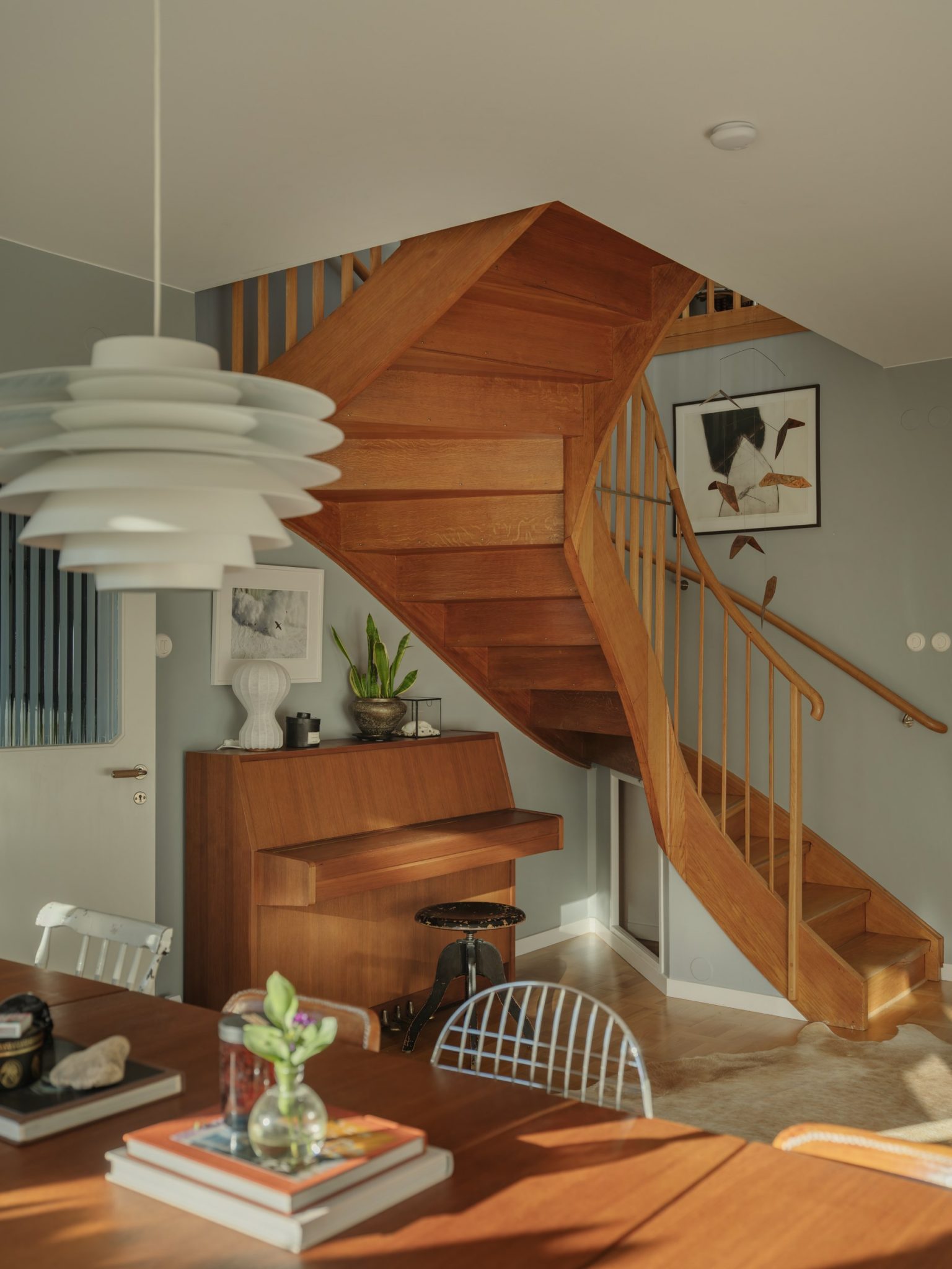 salle à manger avec escalier décoration vintage duplex scandinave