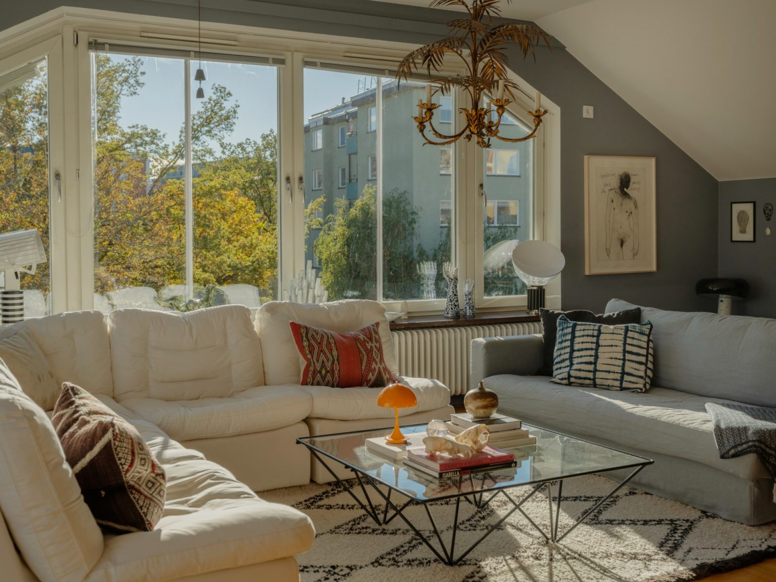 salon murs gris bleu décoration vintage duplex scandinave